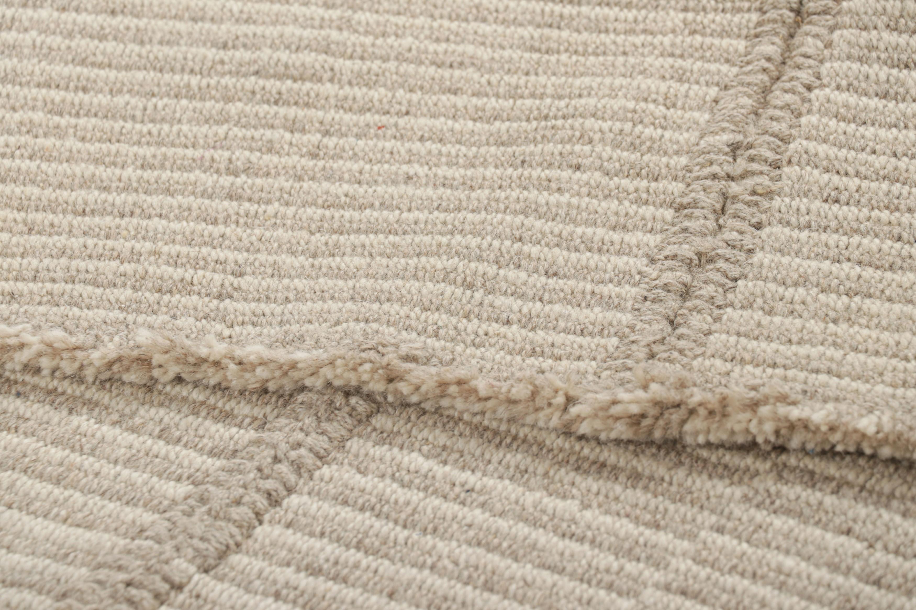 Rug & Kilim's Zeitgenössischer Kelim in Geschenkgröße, beige und cremefarbene Strukturstreifen (Wolle) im Angebot