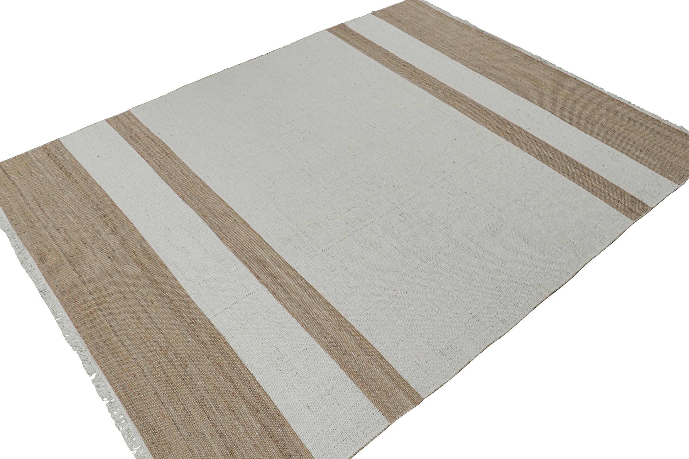 Moderno Rug & Kilim è un tappeto contemporaneo in iuta a strisce bianche e beige-marroni. in vendita
