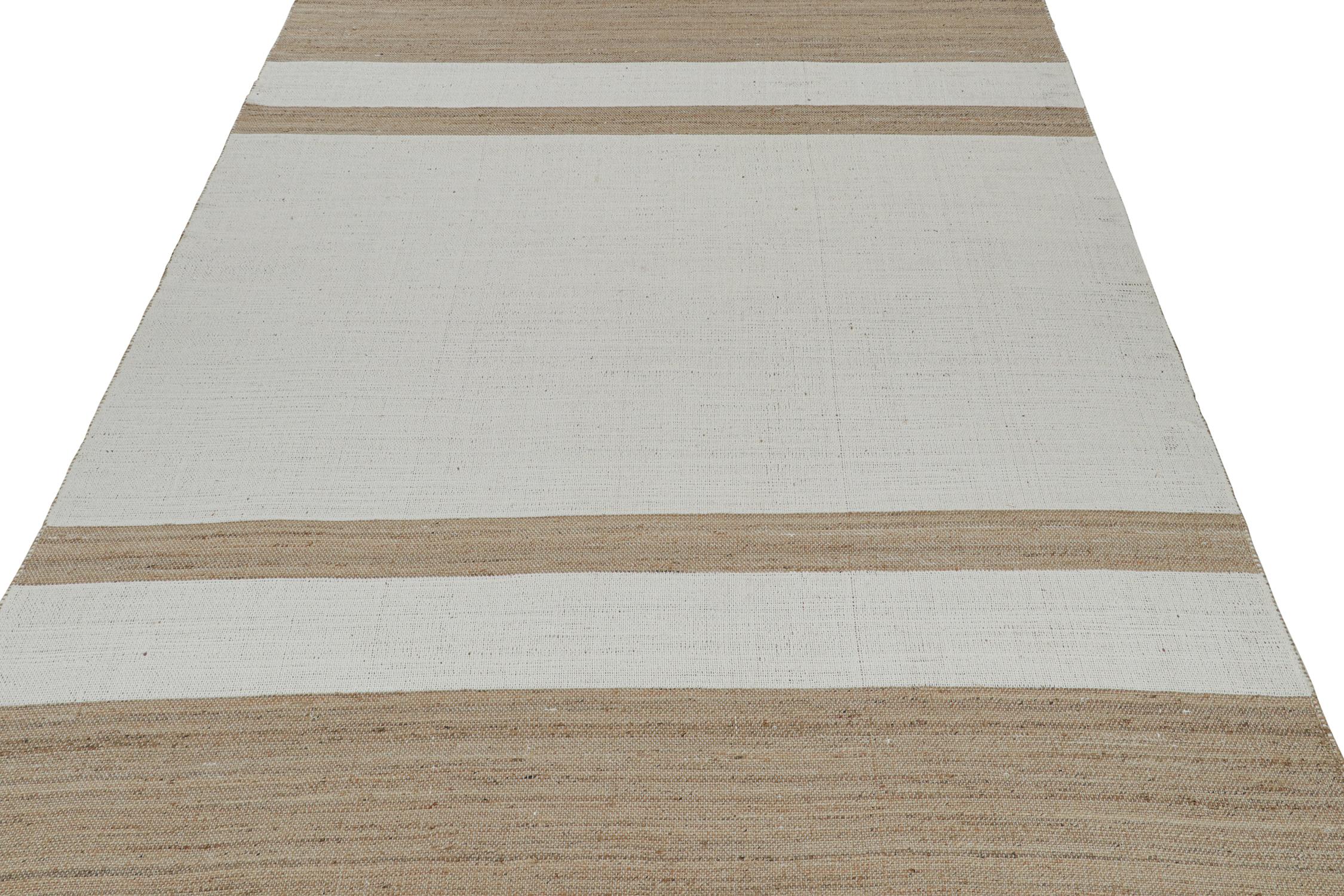 Indiano Rug & Kilim è un tappeto contemporaneo in iuta a strisce bianche e beige-marroni. in vendita