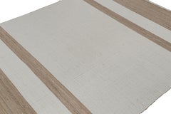 Tapis & Kilim's Contemporary Jute Flat Weave in White and Beige-Brown Stripes (Tissu plat contemporain en jute à rayures blanches et beige-brun)