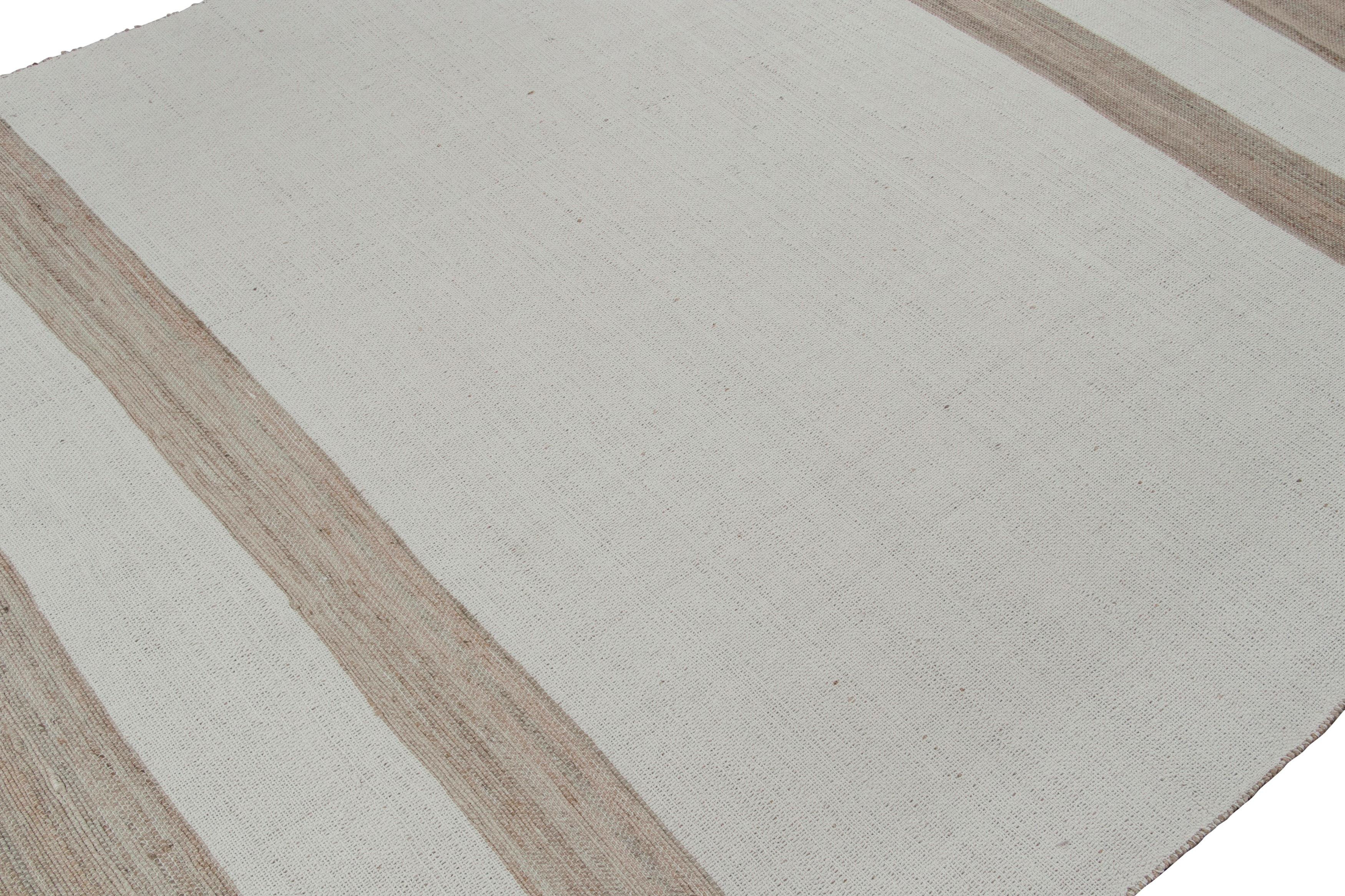 Este kilim de 10x14 es el siguiente de una nueva y atrevida línea de tejidos planos contemporáneos de Rug & Kilim.

Más sobre el diseño:

Este Kilim totalmente natural emplea yute y algodón tejidos a mano en un acogedor juego de tonos neutros. Esta