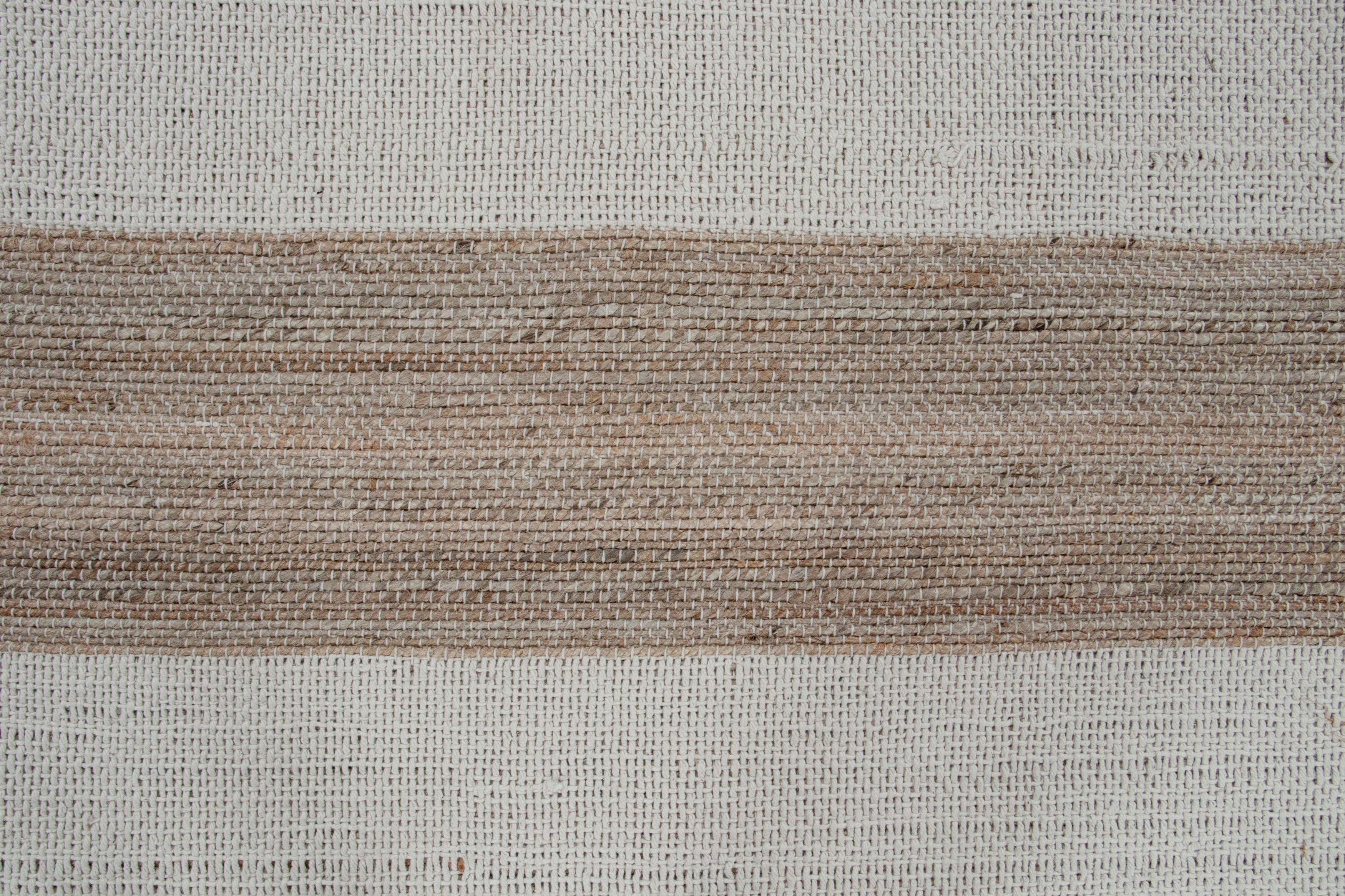 Kilim de yute contemporáneo de Rug & Kilim en rayas blancas y beige-marrón Indio en venta