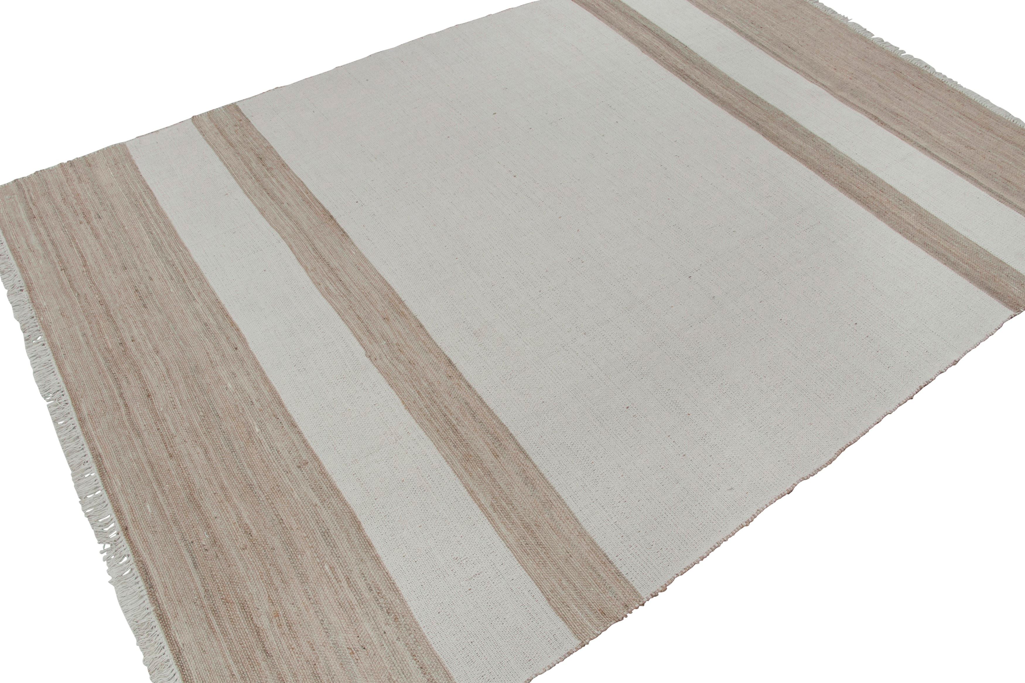 Kilim de yute contemporáneo de Rug & Kilim en rayas blancas y beige-marrón Anudado a mano en venta