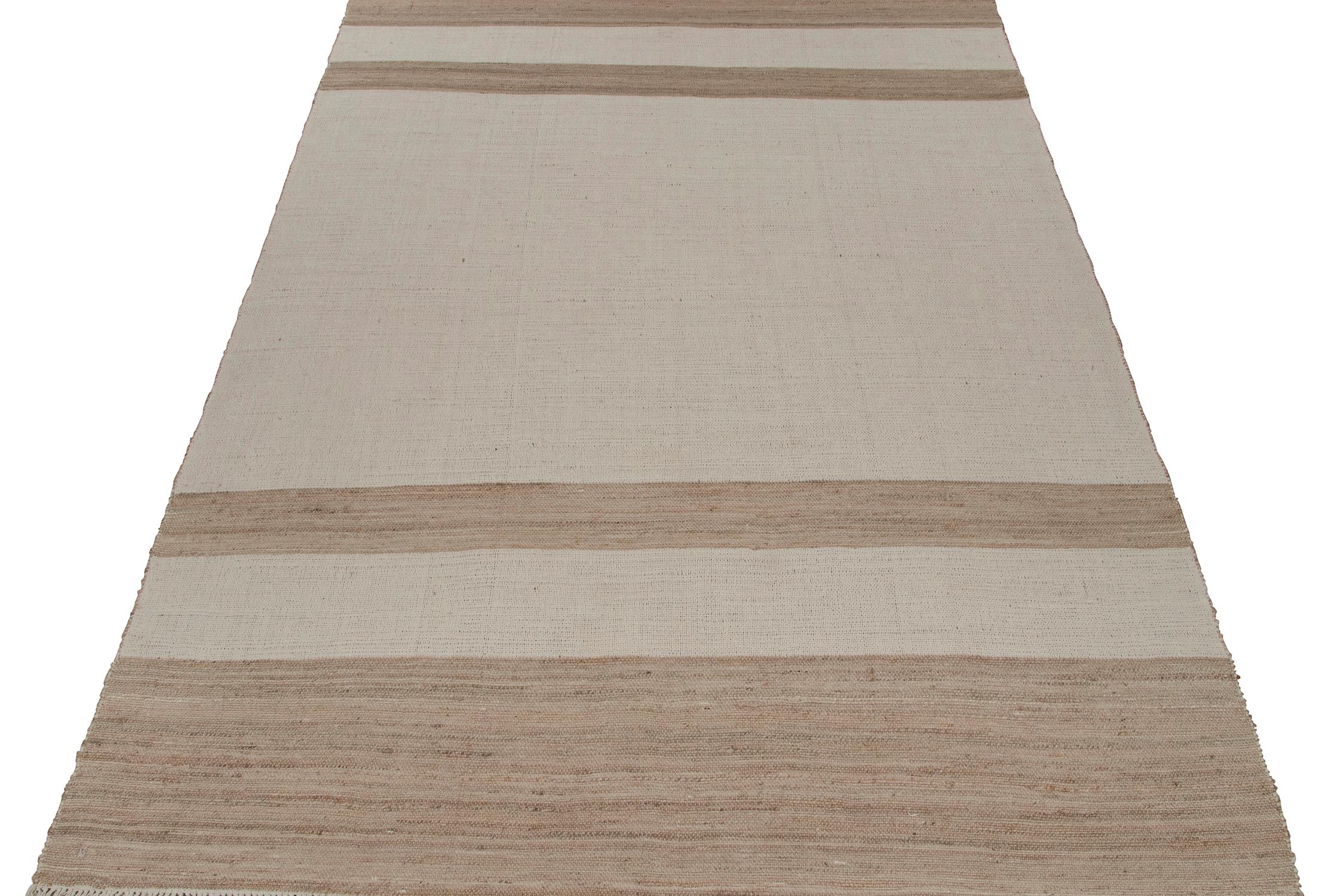 Kilim de yute contemporáneo de Rug & Kilim en rayas blancas y beige-marrón Anudado a mano en venta