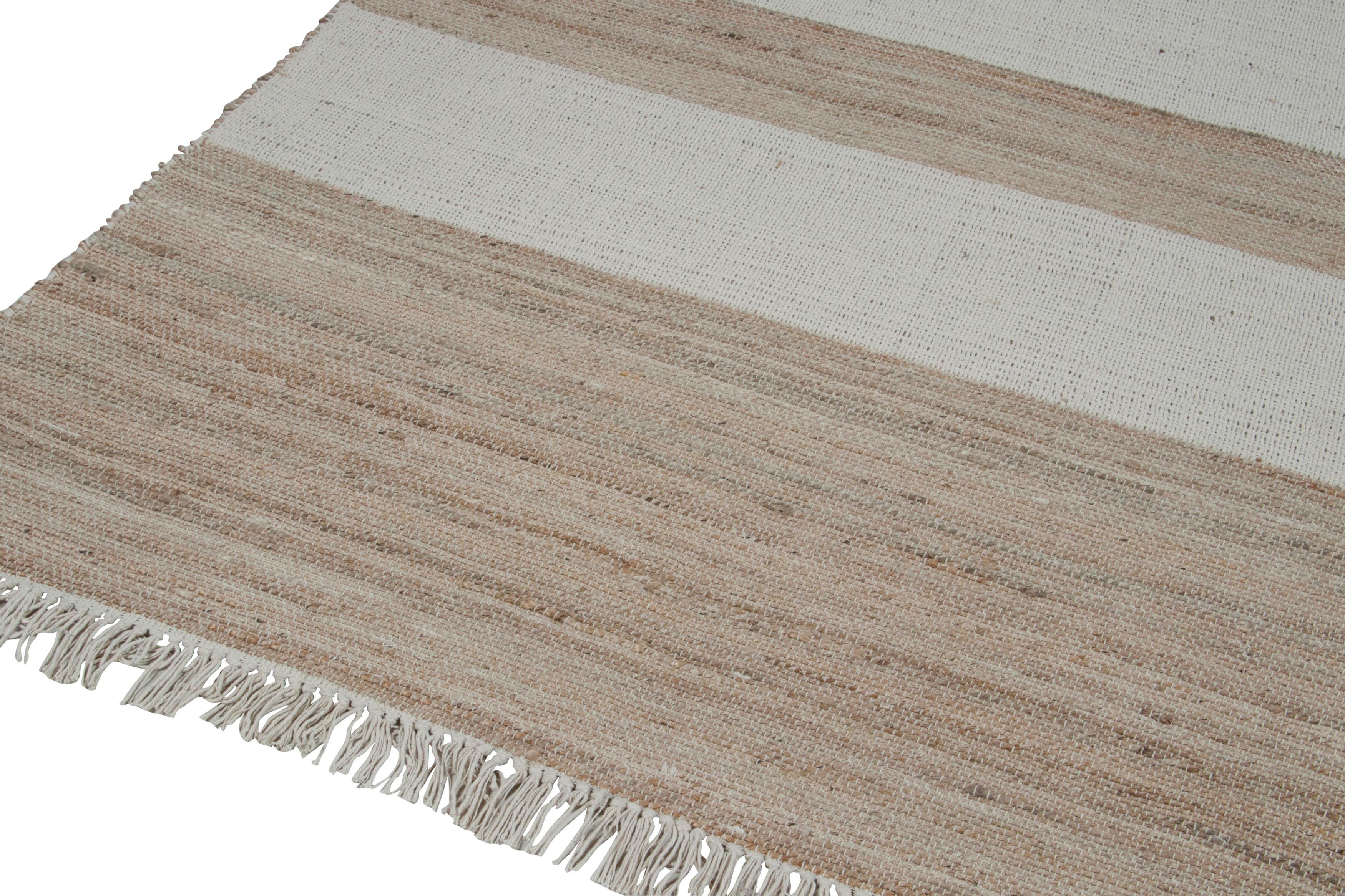 Kilim de yute contemporáneo de Rug & Kilim en rayas blancas y beige-marrón Siglo XXI y contemporáneo en venta