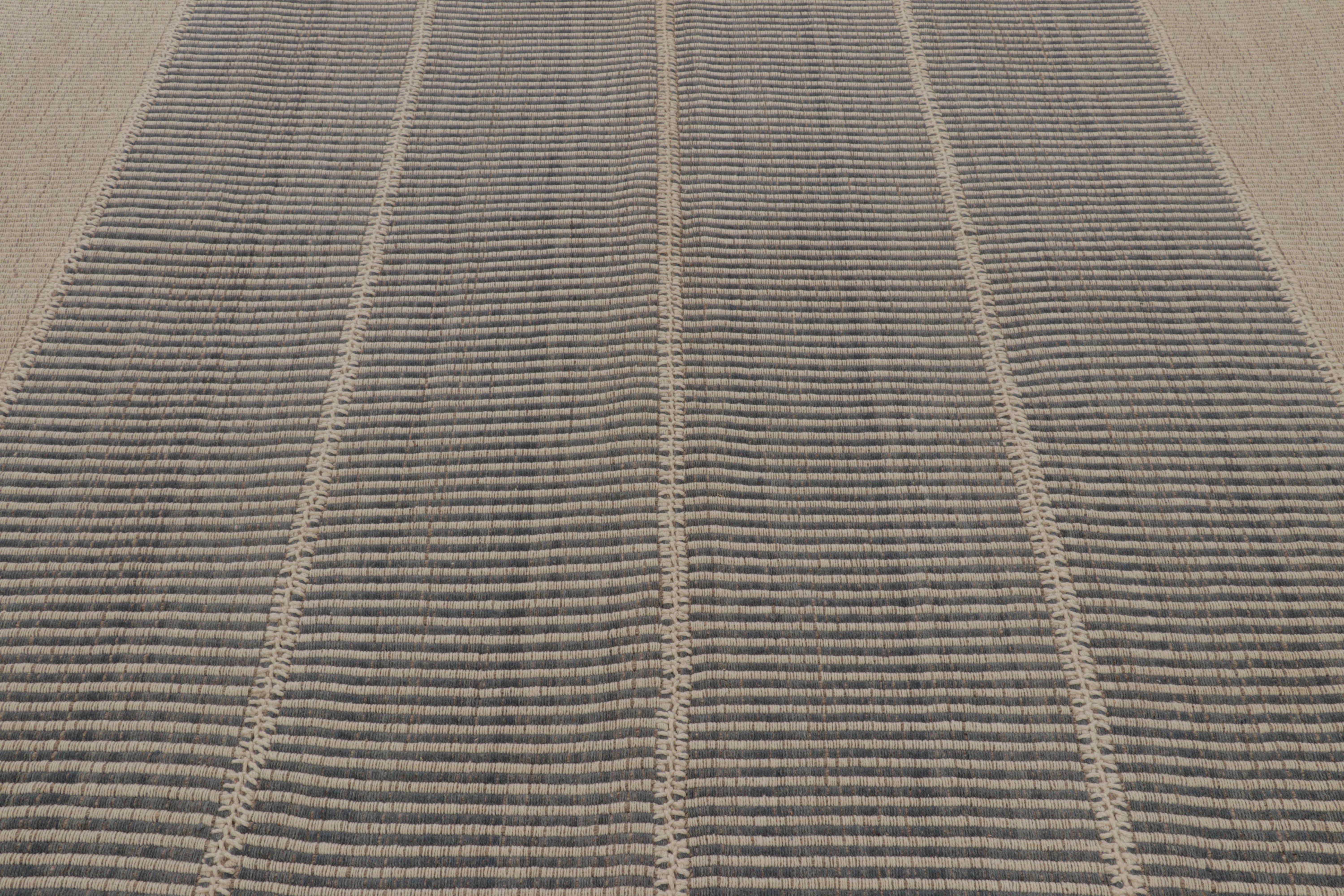 Moderne Rug & Kilim's Contemporary Kilim, Beige with Gray Textural Stripes (Kilim contemporain, beige et rayures texturées grises) en vente