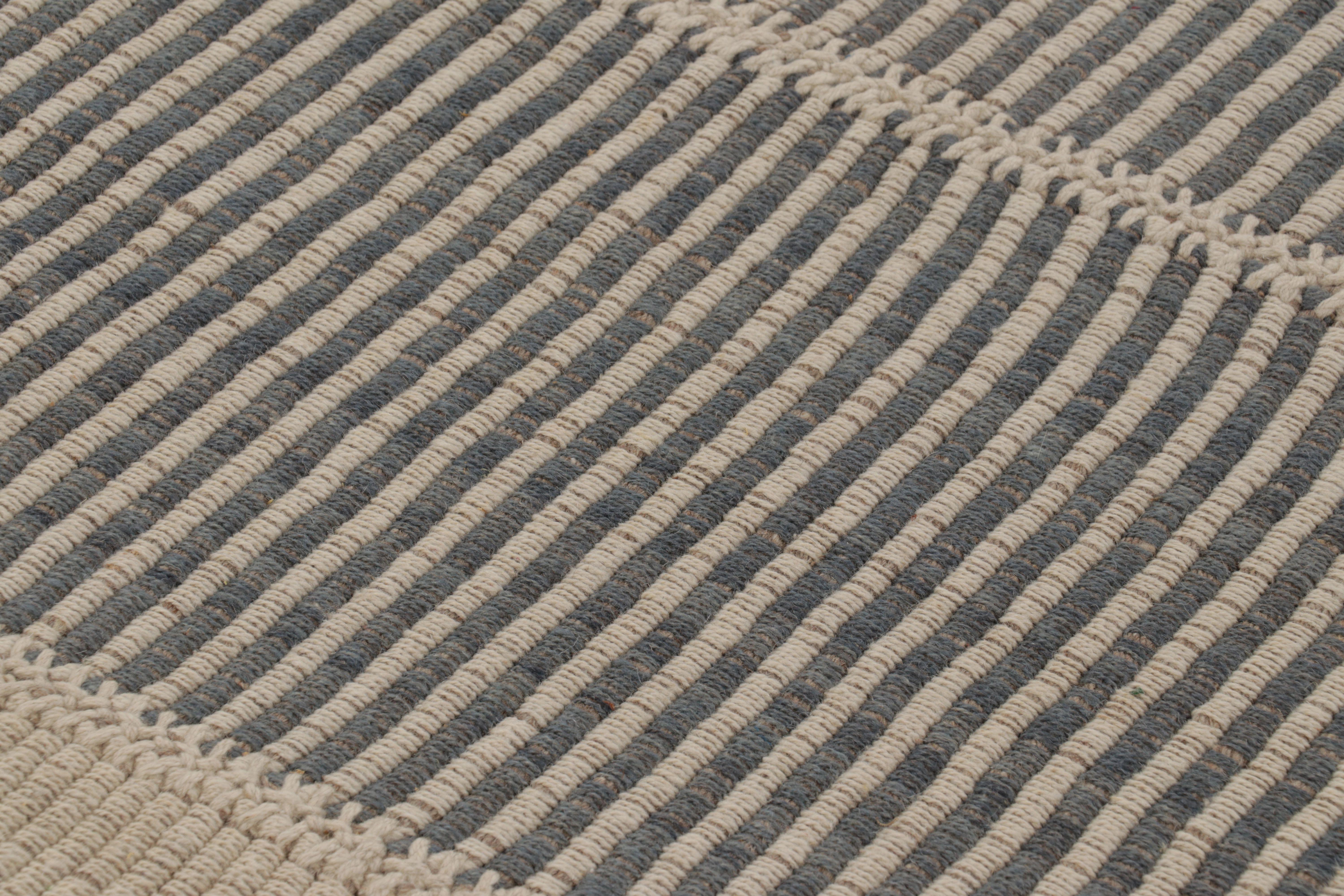 Tissé à la main Rug & Kilim's Contemporary Kilim, Beige with Gray Textural Stripes (Kilim contemporain, beige et rayures texturées grises) en vente