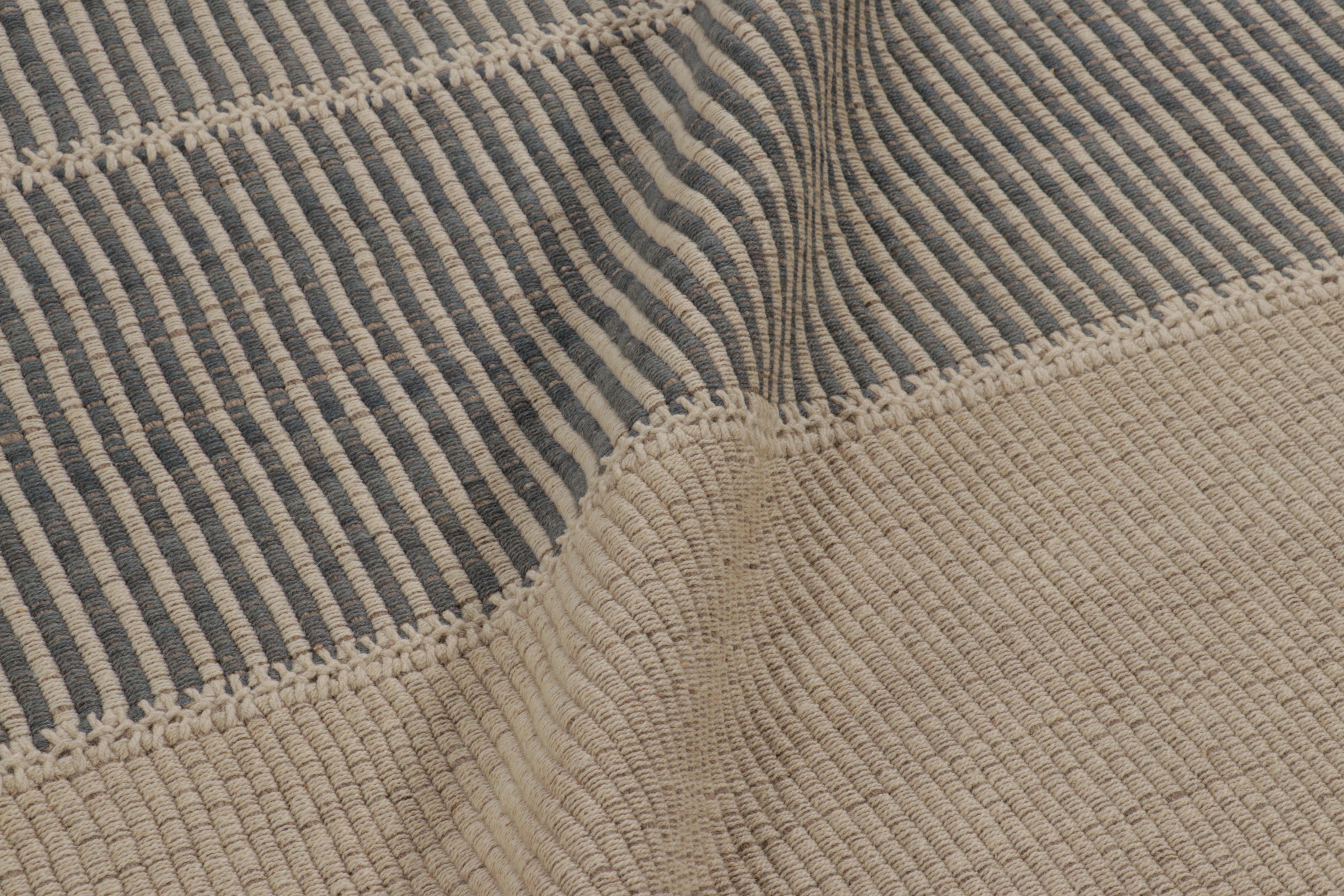 XXIe siècle et contemporain Rug & Kilim's Contemporary Kilim, Beige with Gray Textural Stripes (Kilim contemporain, beige et rayures texturées grises) en vente