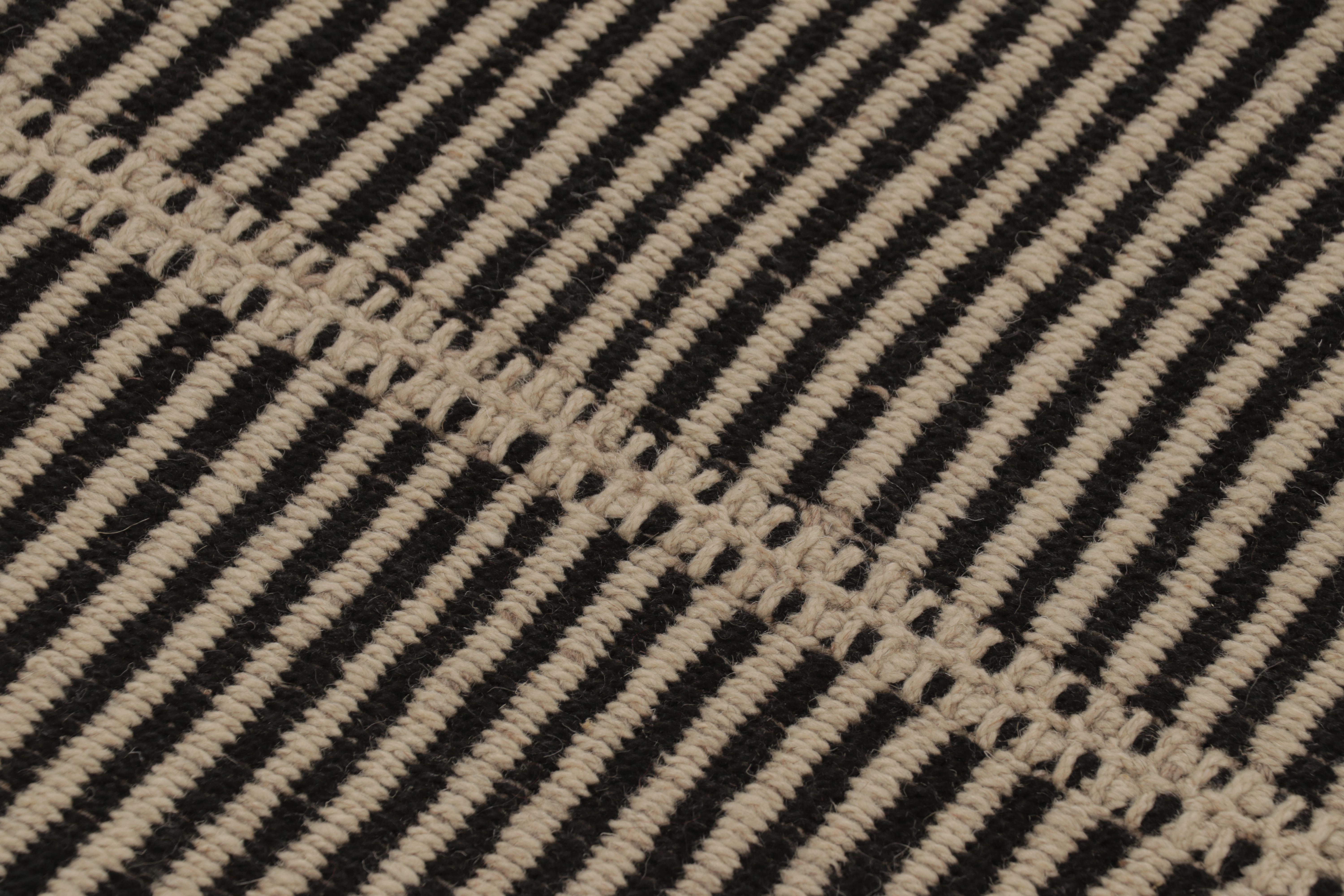 Rug & Kilim's Contemporary Kilim, Black and Cream White Textural Stripes (Kelim) im Angebot