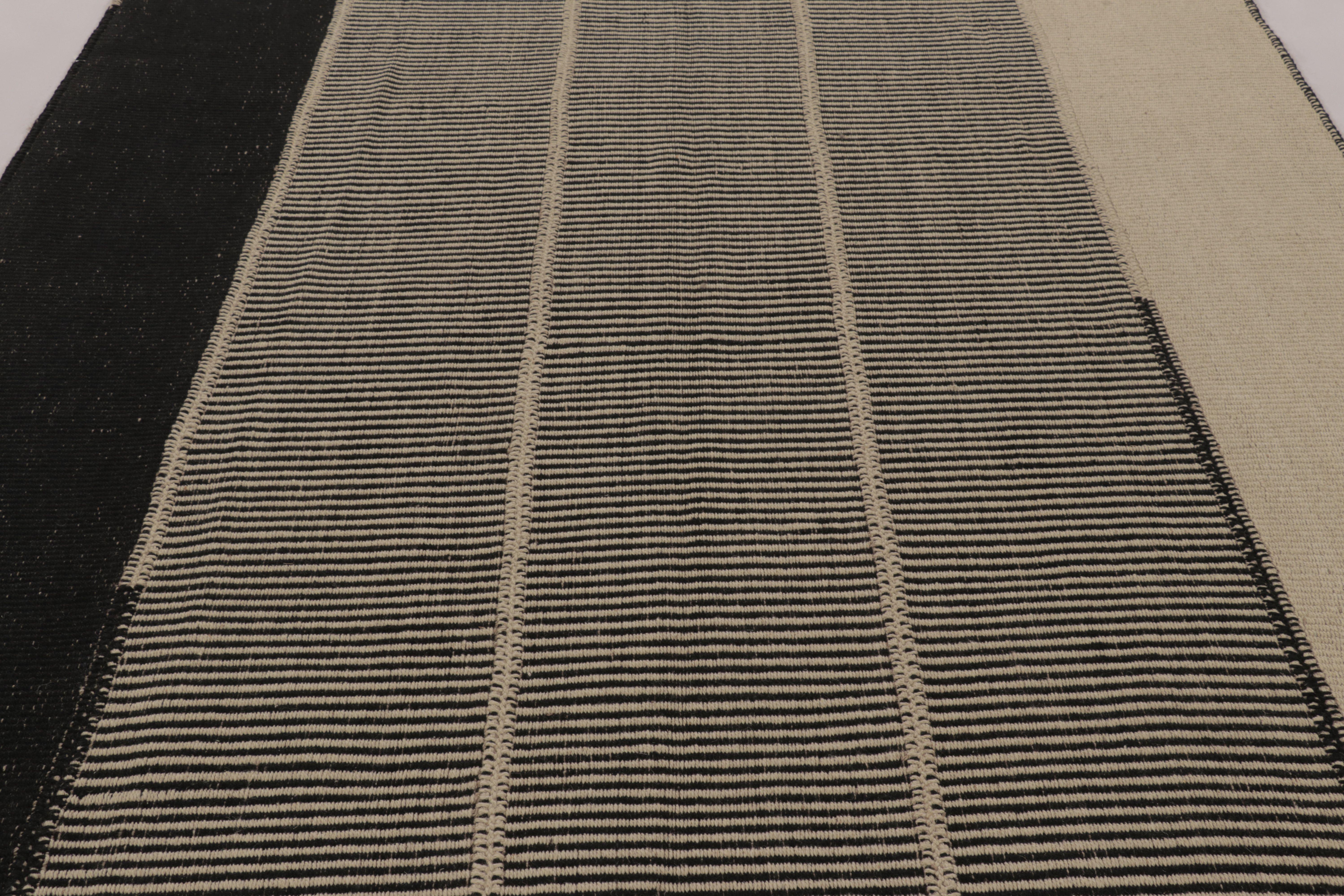 Rug & Kilim's Contemporary Kilim, Black and Cream White Textural Stripes (Handgewebt) im Angebot