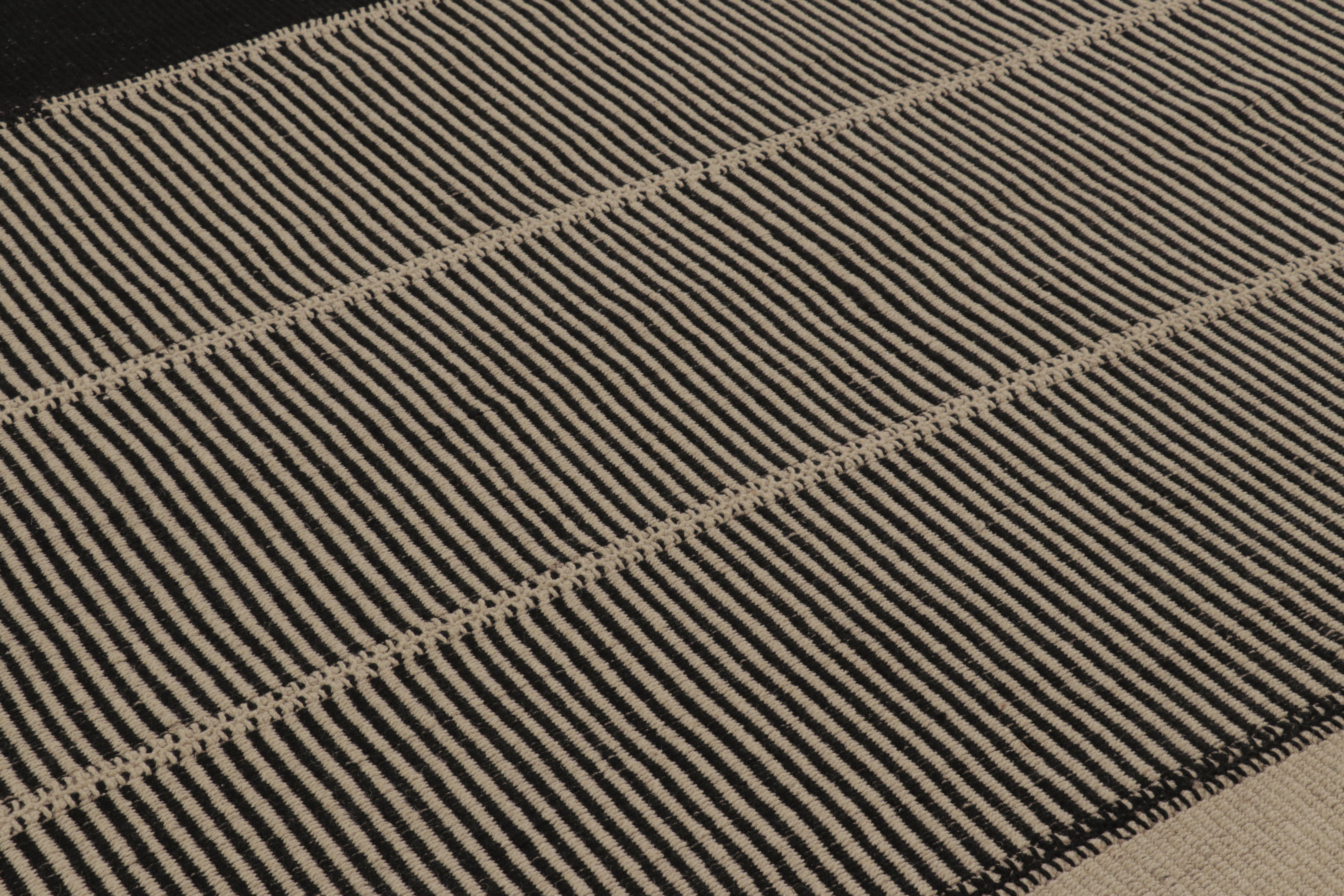 Rug & Kilim's Contemporary Kilim, Black and Cream White Textural Stripes im Zustand „Neu“ im Angebot in Long Island City, NY