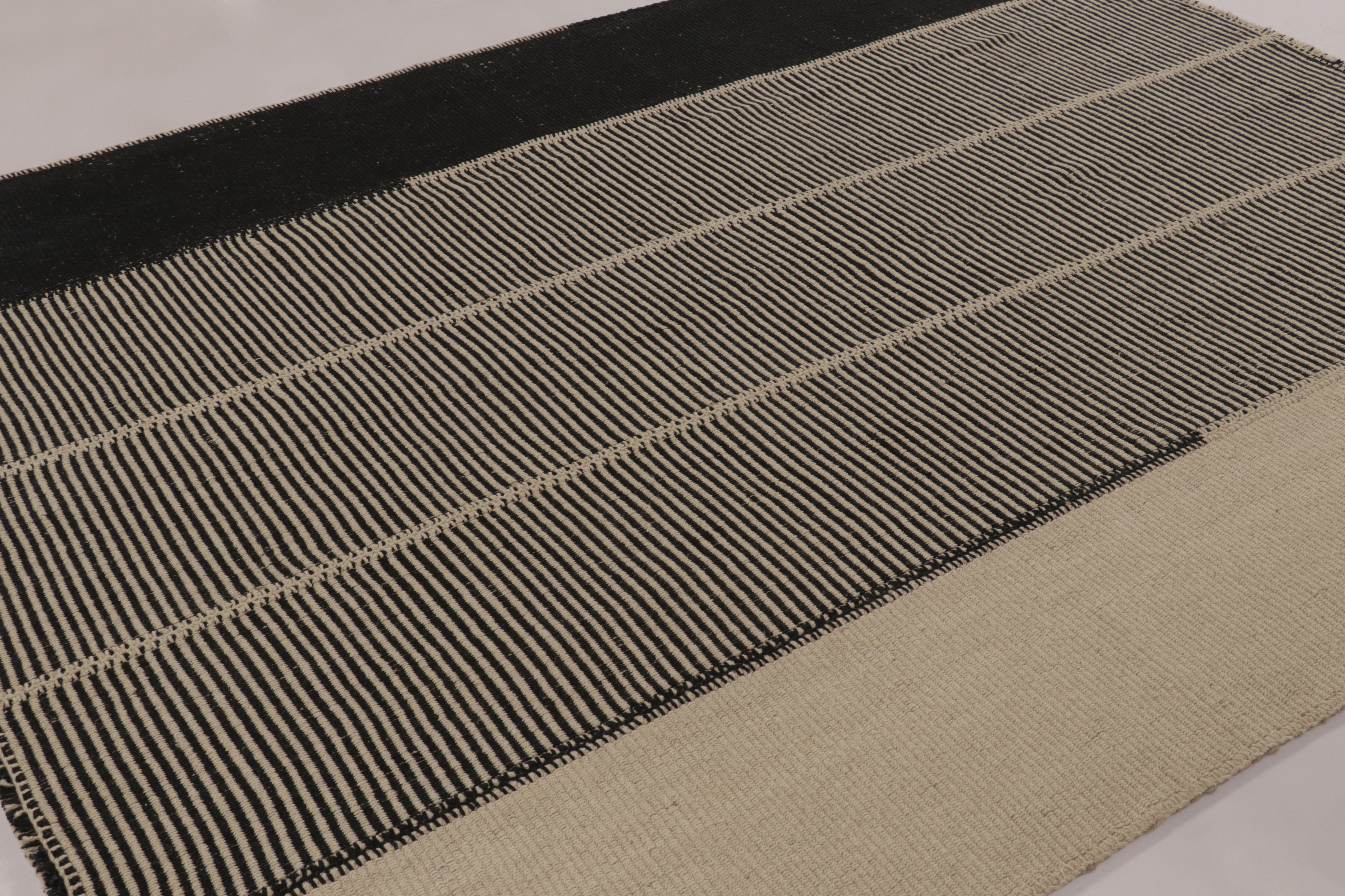 Rug & Kilim's Contemporary Kilim, Black and Cream White Textural Stripes (21. Jahrhundert und zeitgenössisch) im Angebot
