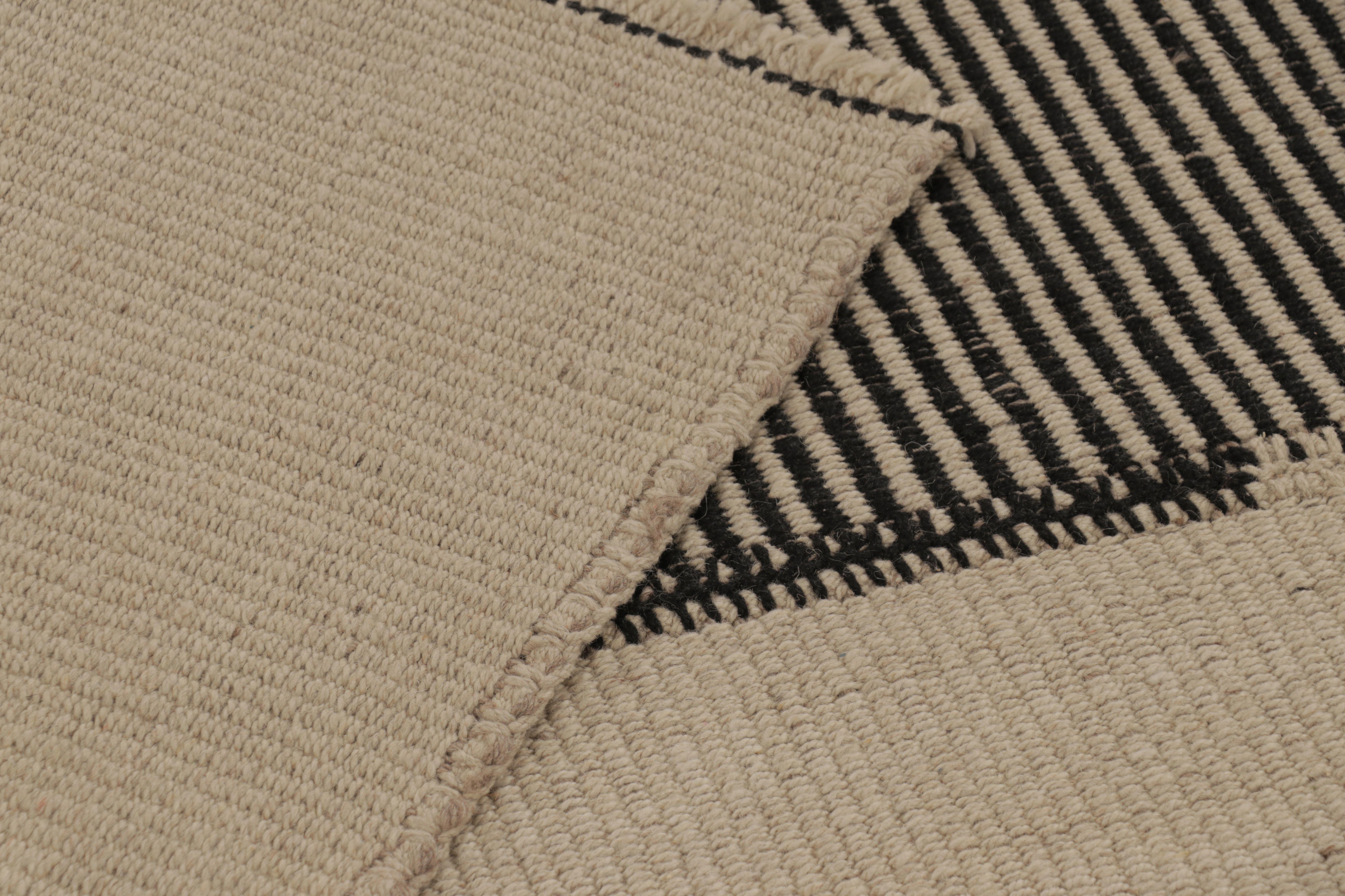 Rug & Kilim's Contemporary Kilim, Black and Cream White Textural Stripes (Wolle) im Angebot