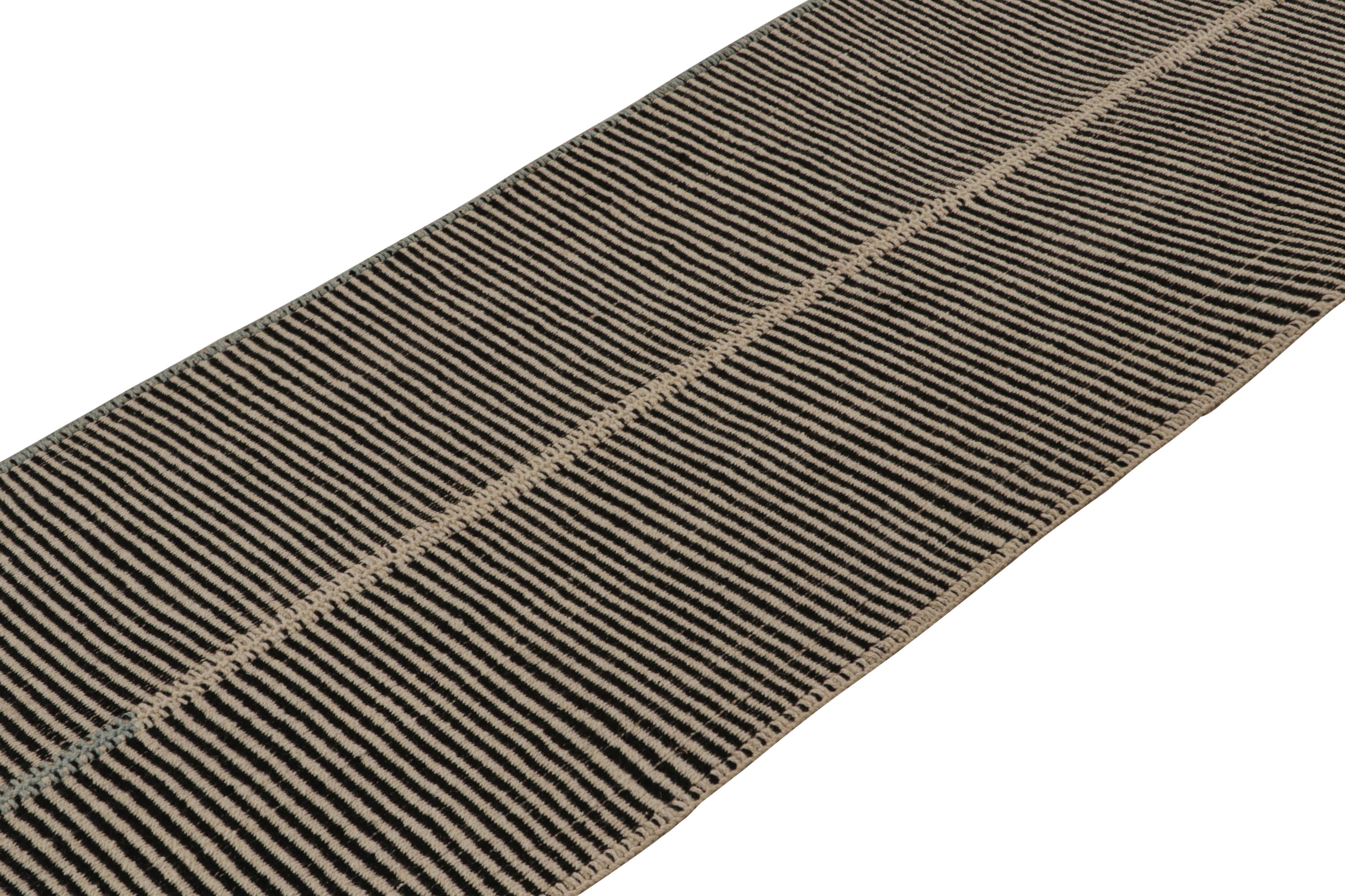 Dieser handgewebte, extralange Kelim-Teppich (3x18) mit beige-schwarzen Streifen und hellblauen Akzenten stammt aus der neuen, kühnen Linie Rez Kilim