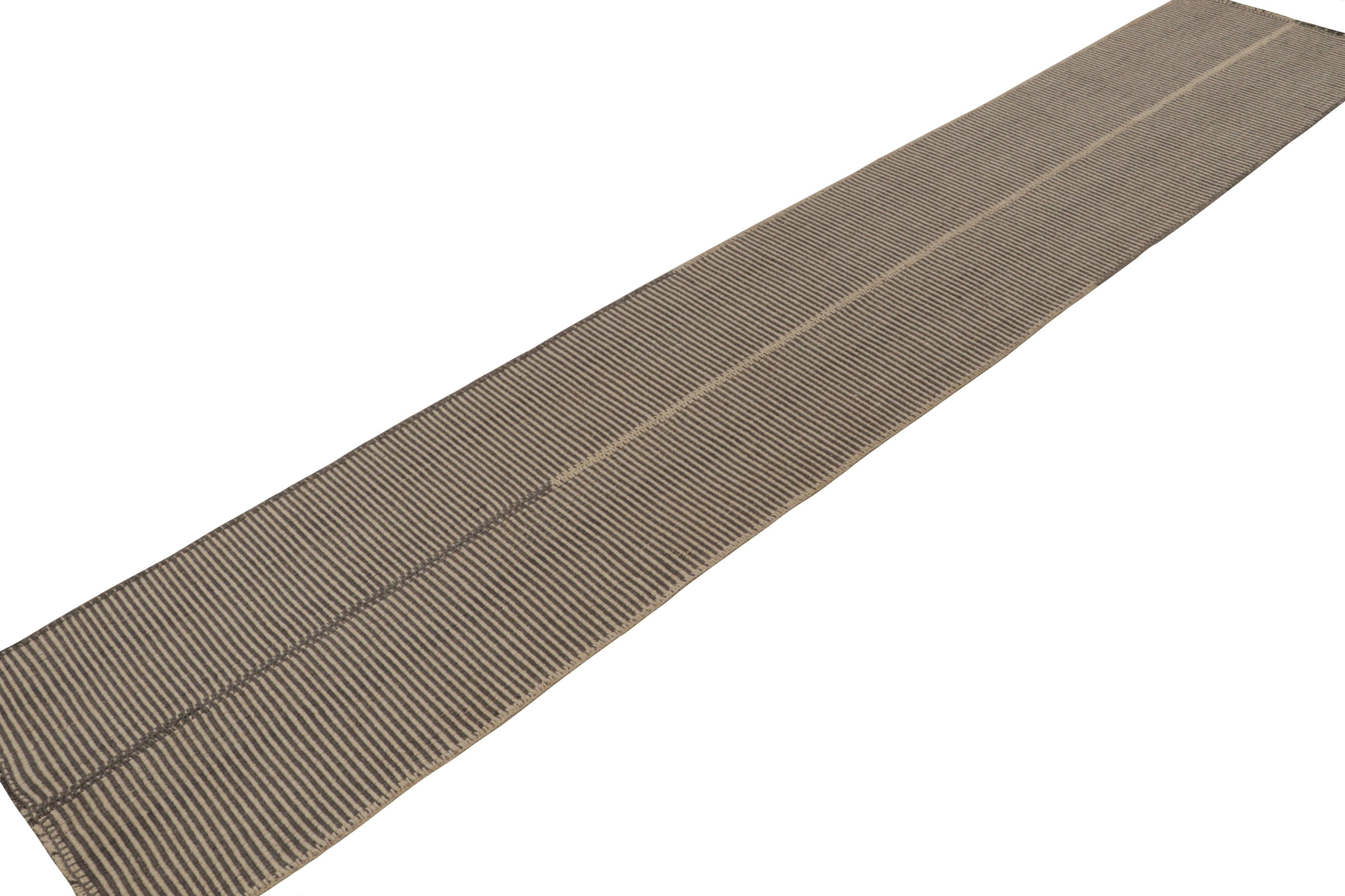 Dieser handgewebte, extralange Kelim-Teppich (3x16) aus Wolle mit grauen und beigen Strukturstreifen stammt aus der neuen, kühnen Linie Rez Kilim
