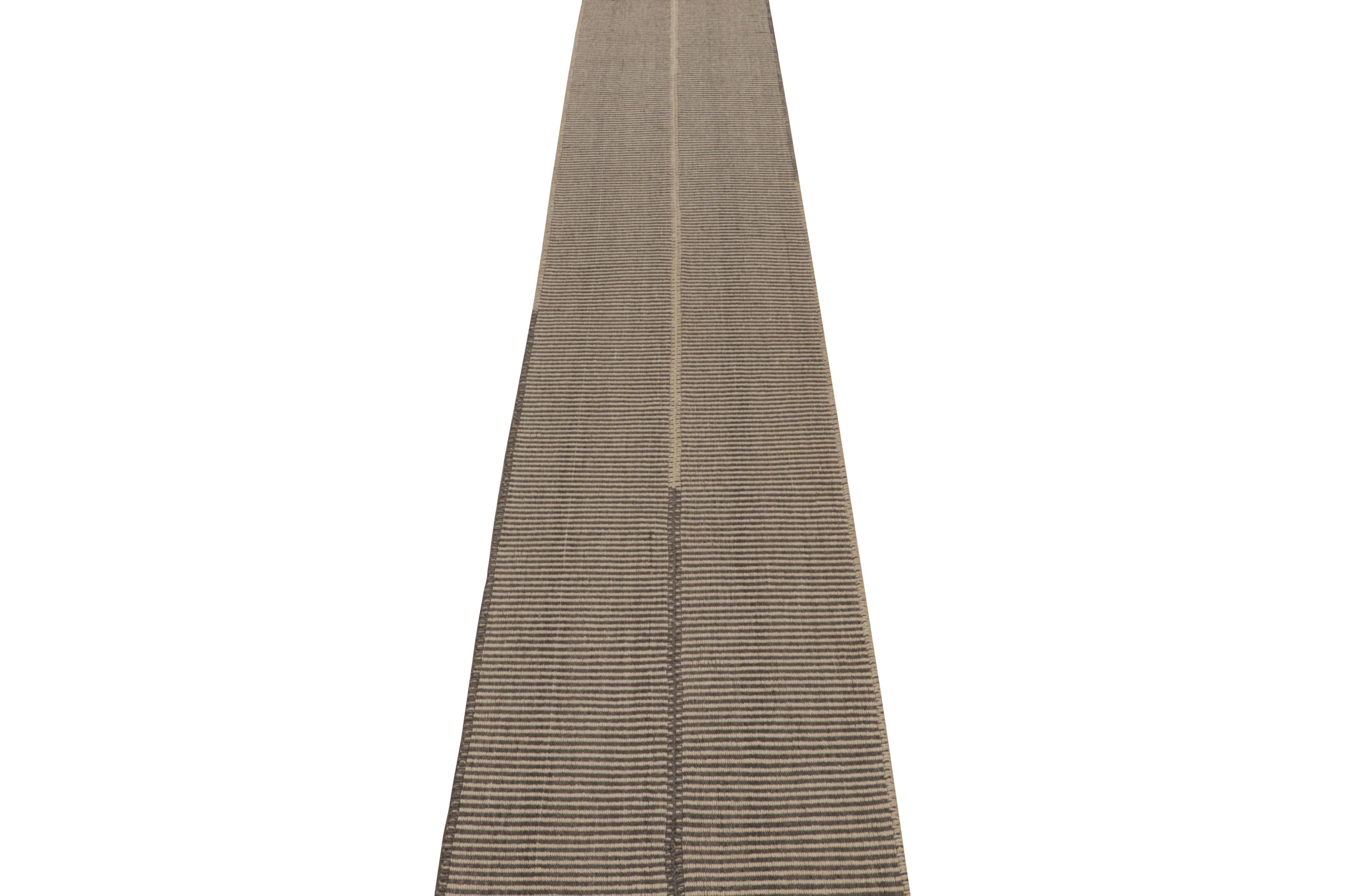 Rug & Kilim's Contemporary Kilim Extra-Long Runner Rug, in Grau und Beige (Moderne) im Angebot