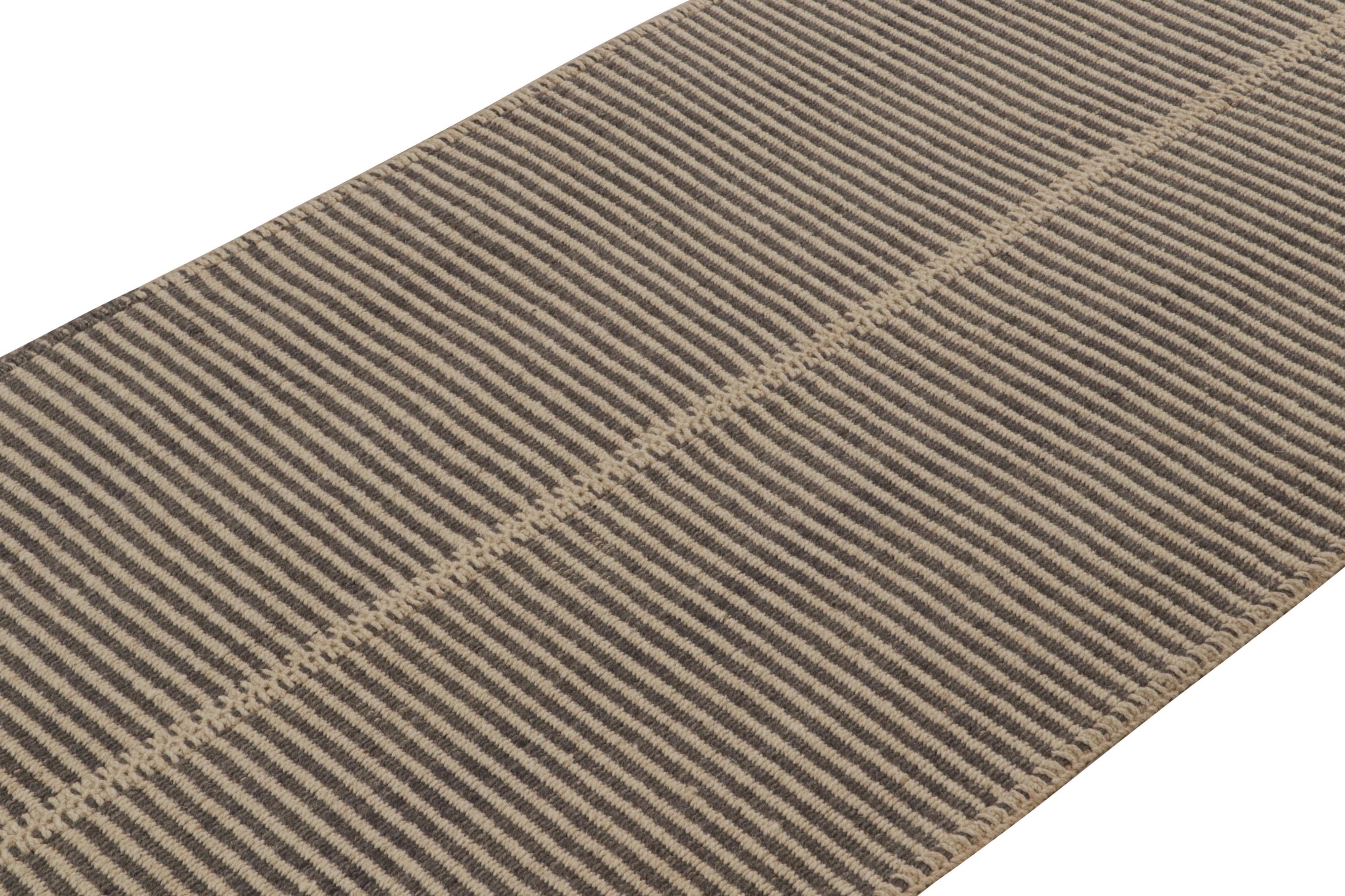 Afghano Rug & Kilim è un tappeto runner extra-lungo in grigio e beige, in stile contemporaneo. in vendita