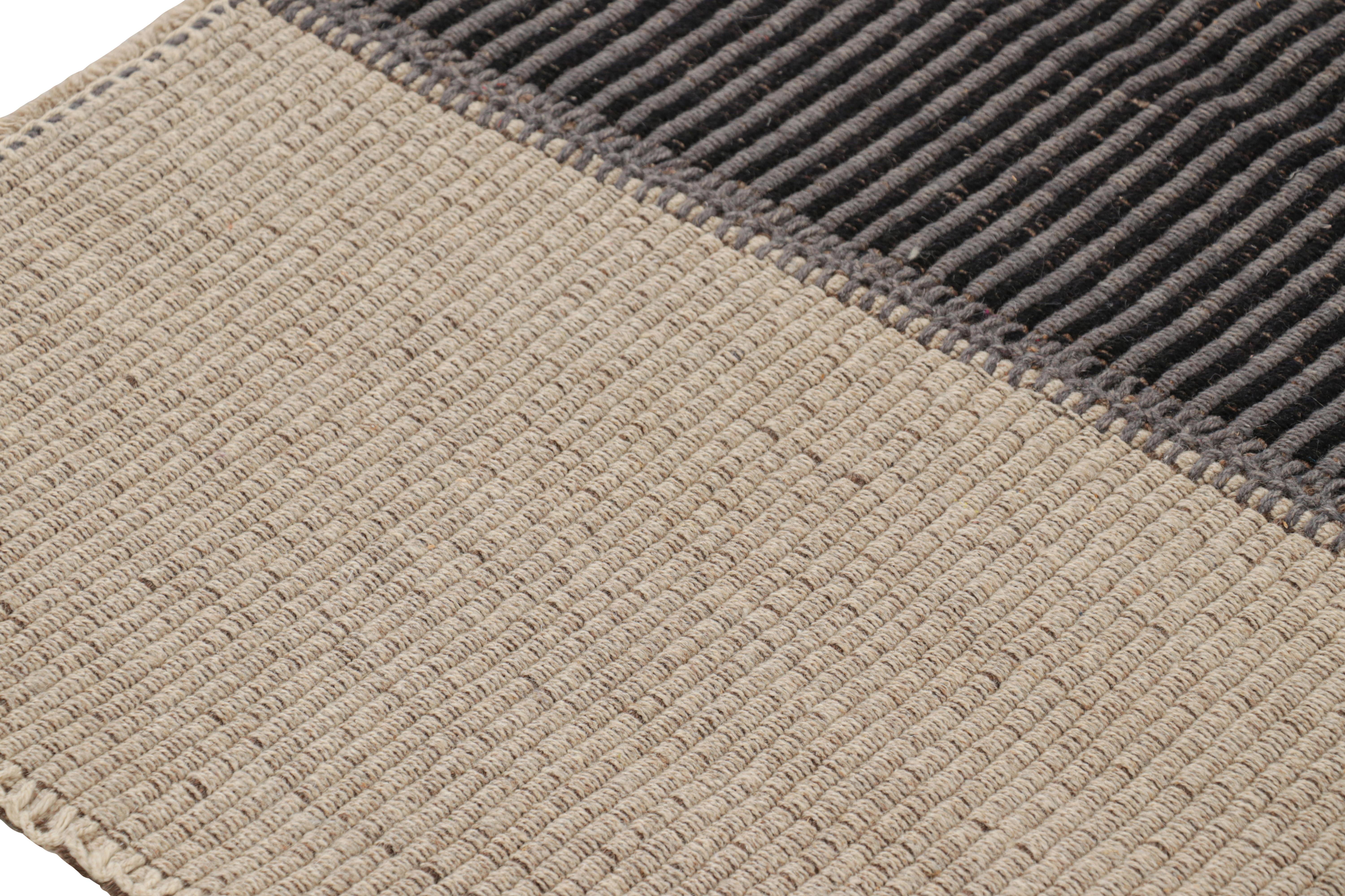 Rug & Kilim's Contemporary Kilim in Beige und Schwarz mit Strukturstreifen im Zustand „Neu“ im Angebot in Long Island City, NY