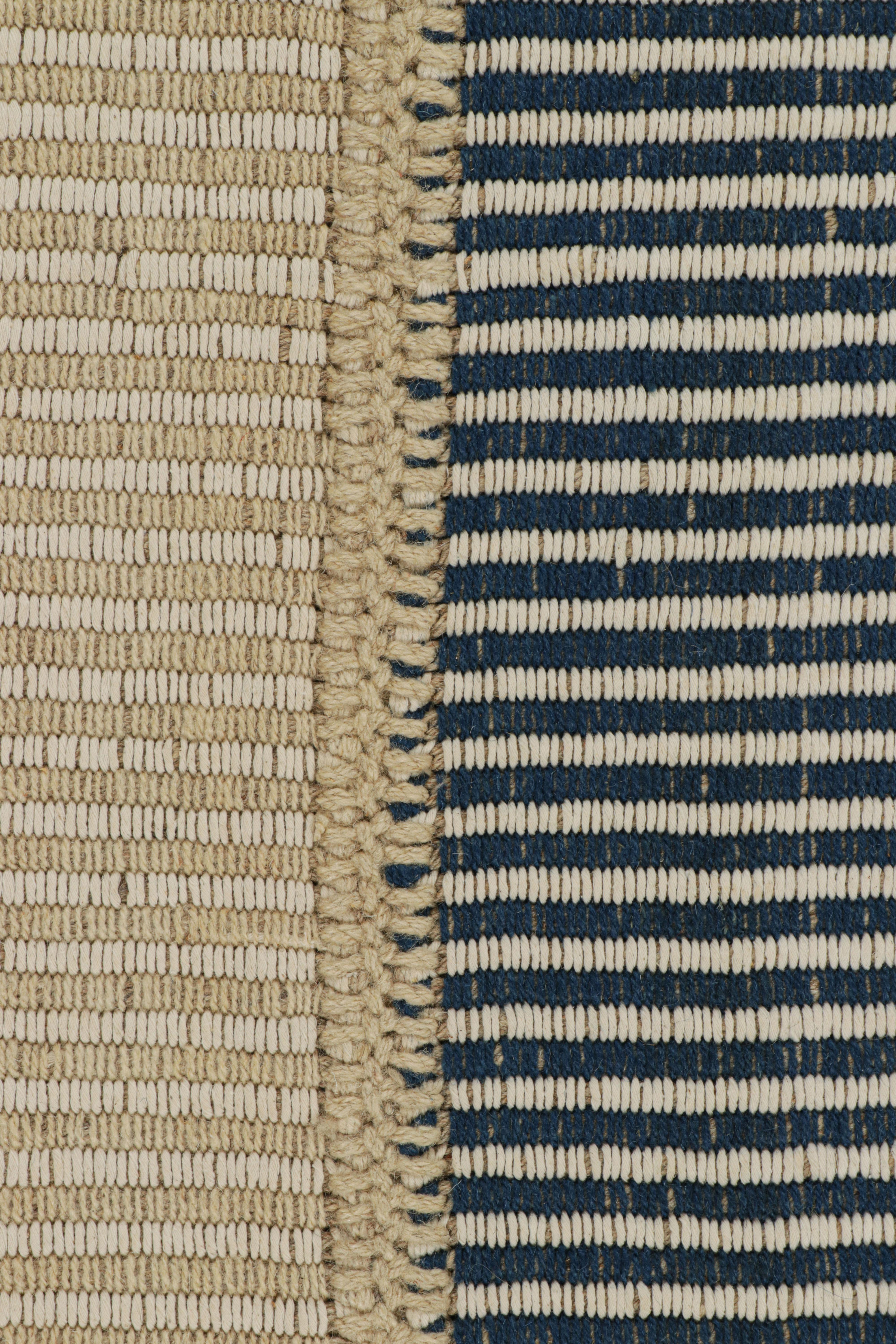 Moderno Rug & Kilim è un kilim contemporaneo a strisce beige e blu. in vendita