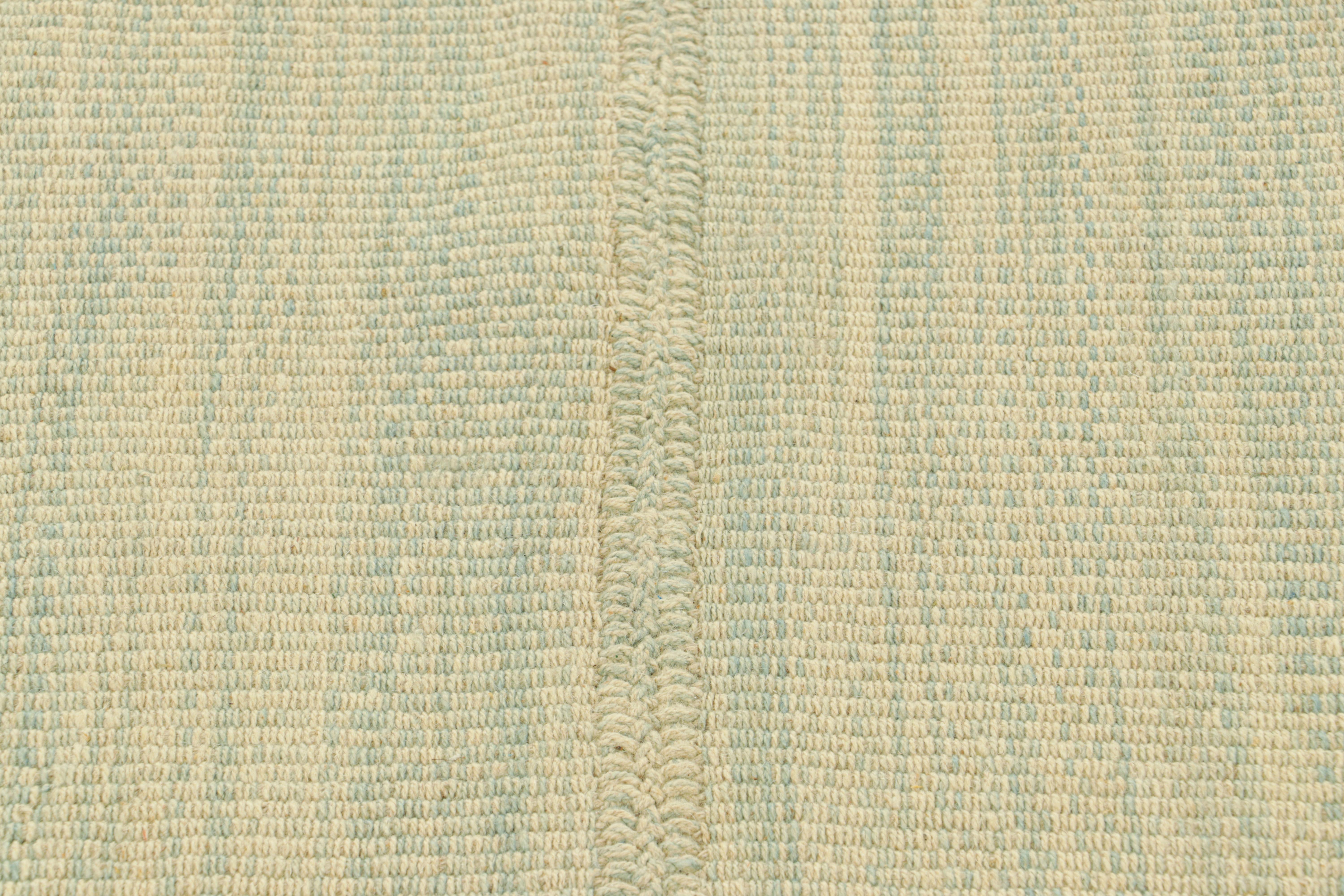Moderno Rug & Kilim è un kilim contemporaneo a strisce beige e blu. in vendita