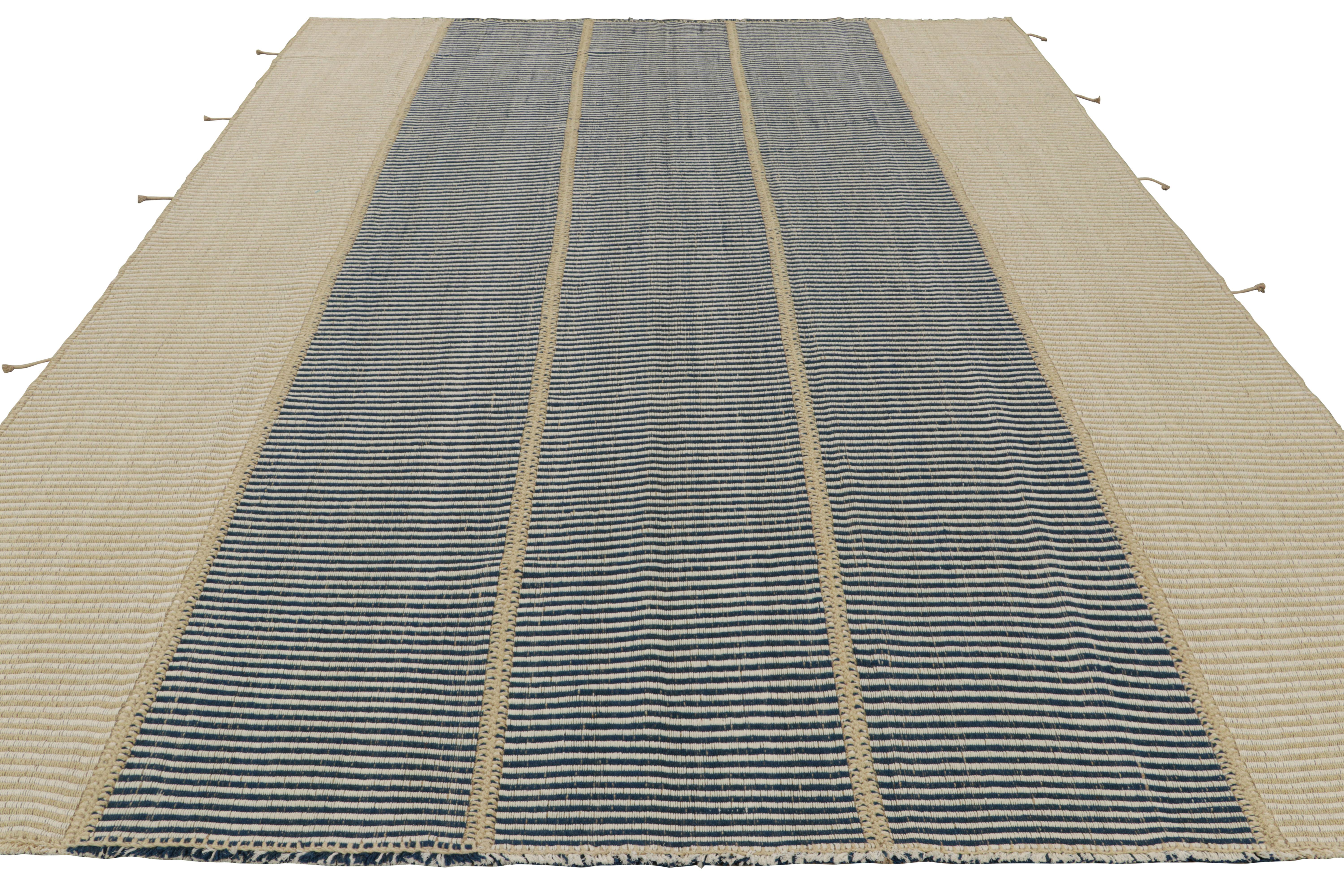 Tessuto a mano Rug & Kilim è un kilim contemporaneo a strisce beige e blu. in vendita