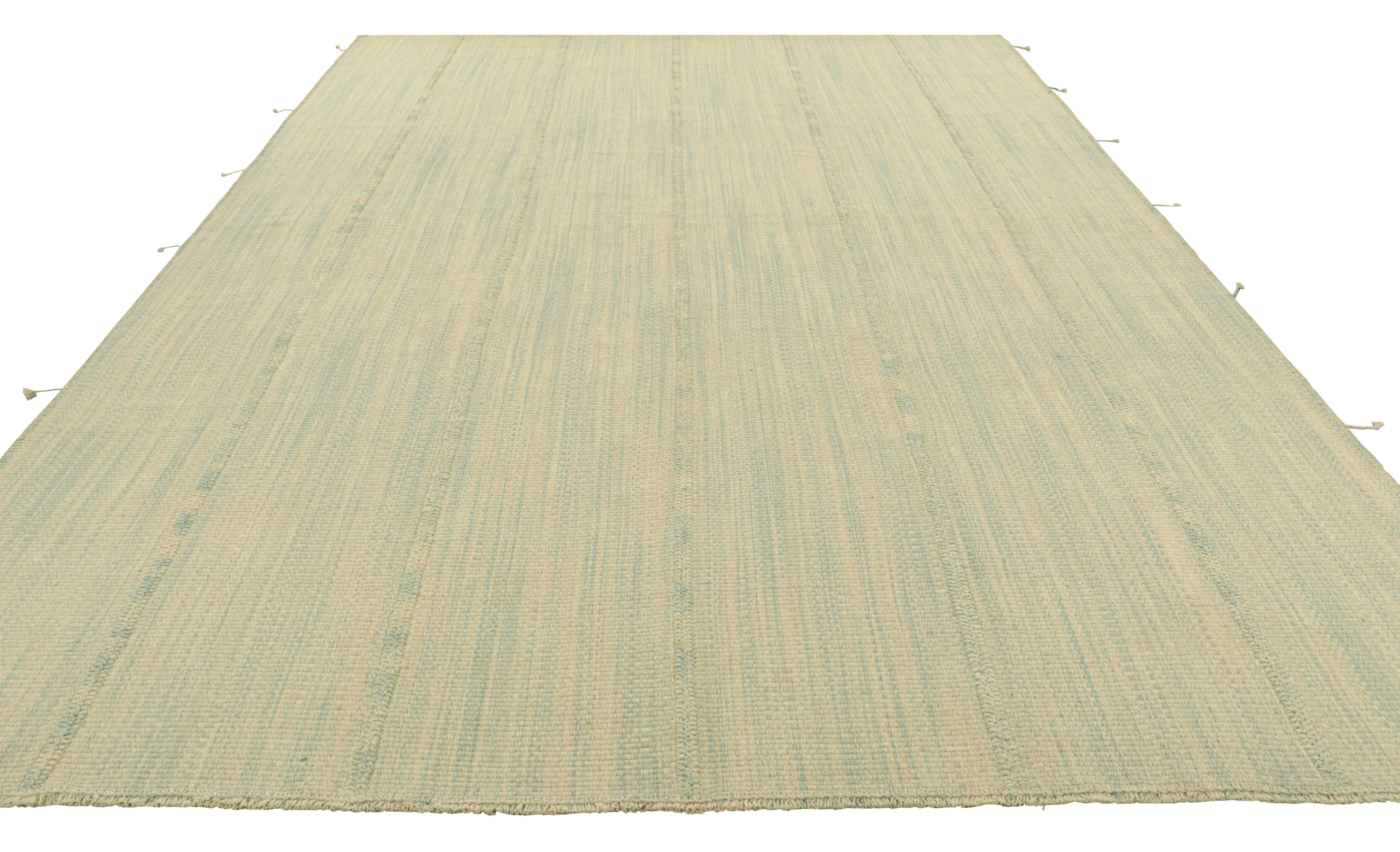 Rug & Kilim's Contemporary Kilim in Beige und Blau Texturstreifen (Handgewebt) im Angebot