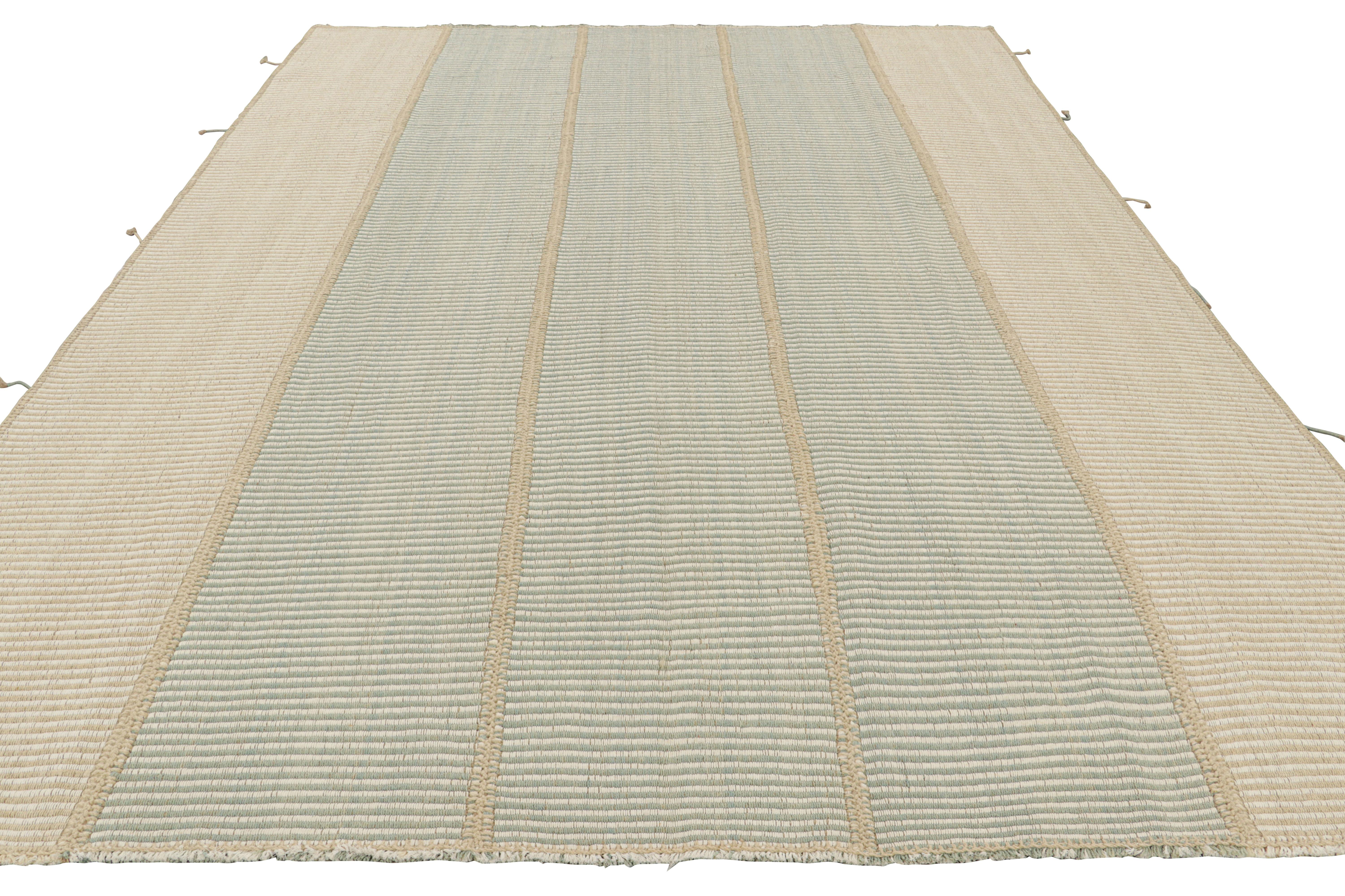 Tessuto a mano Rug & Kilim è un kilim contemporaneo a strisce beige e blu. in vendita