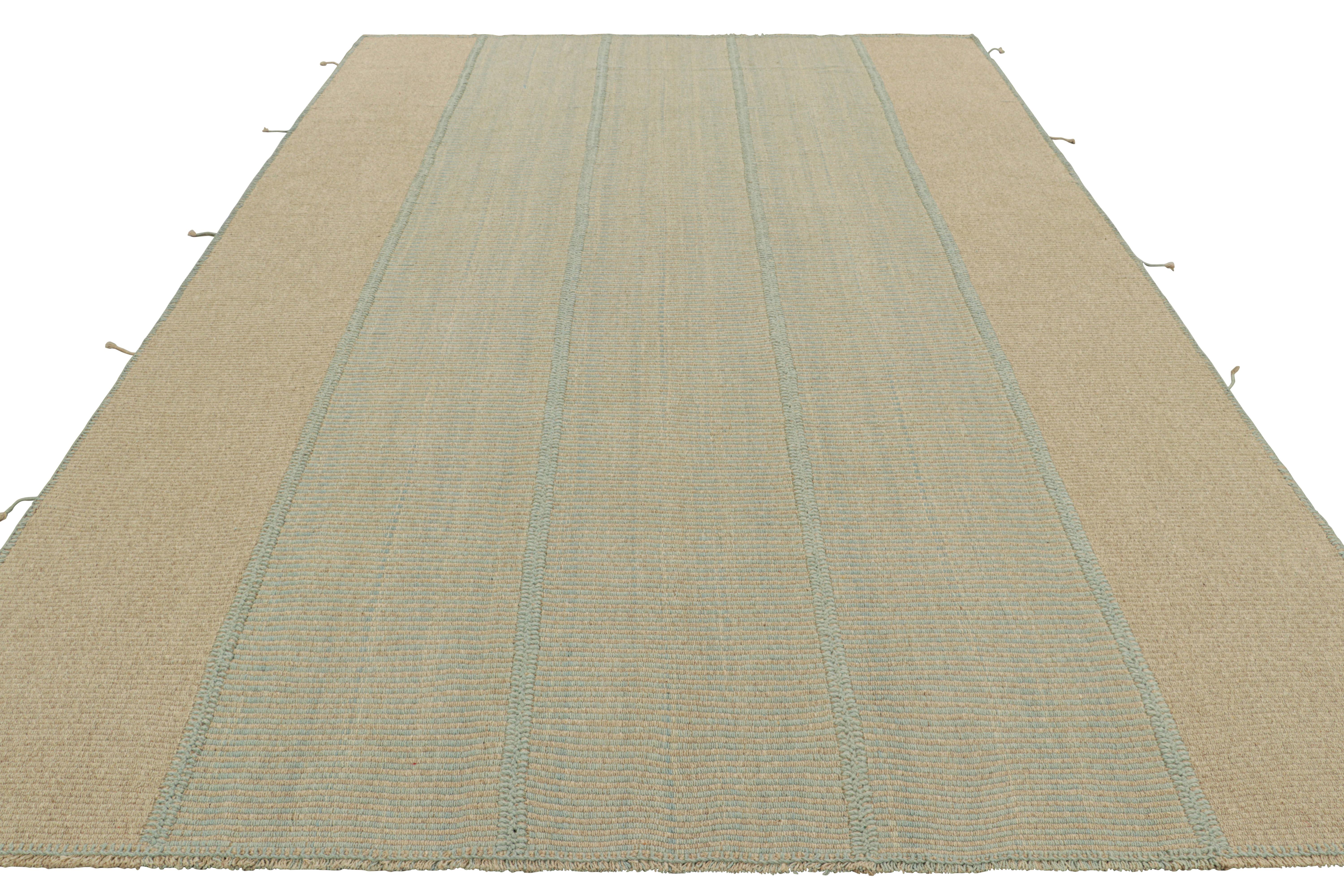 Tessuto a mano Rug & Kilim è un kilim contemporaneo a strisce beige e blu. in vendita