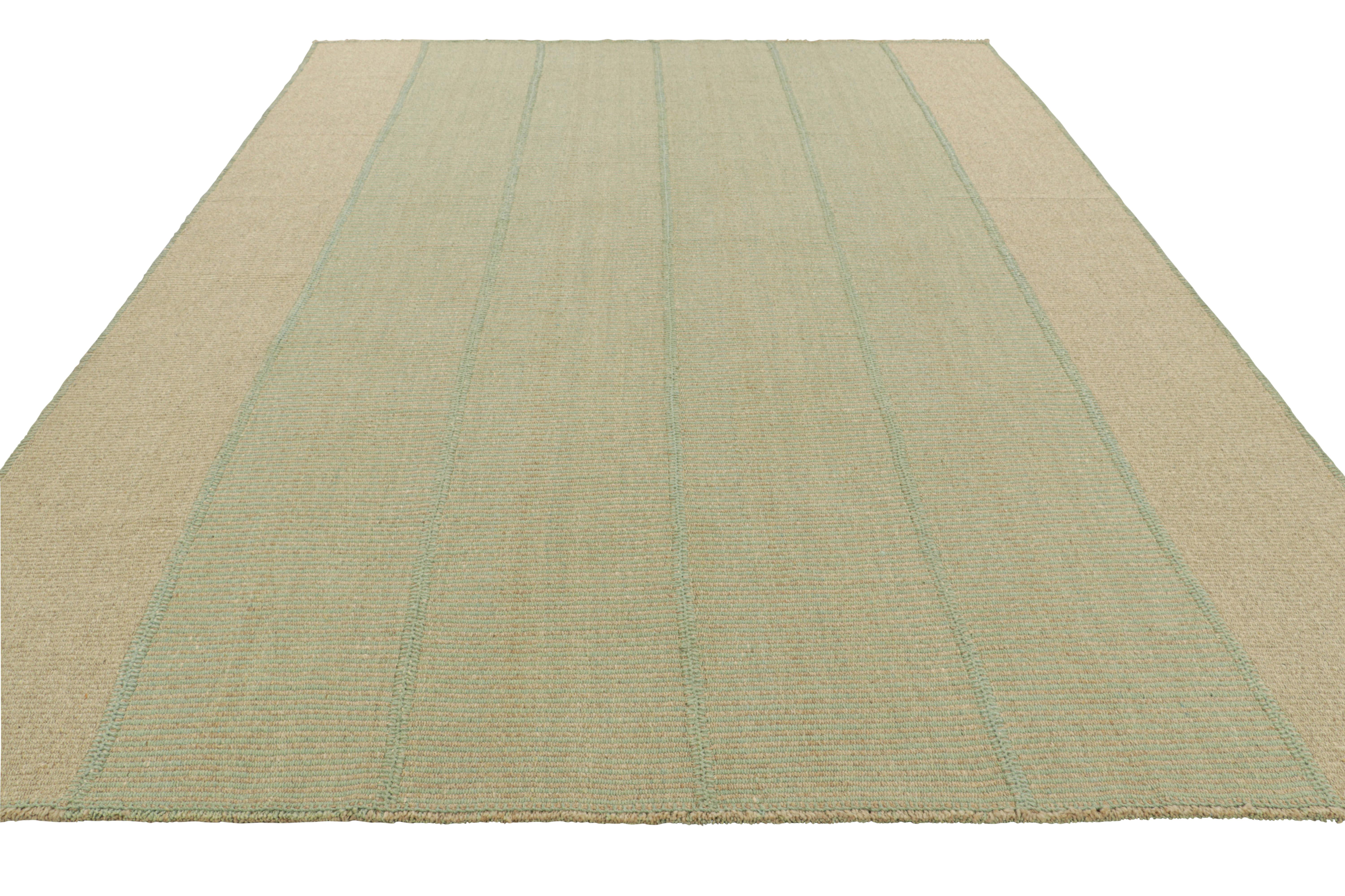 Tessuto a mano Rug & Kilim è un kilim contemporaneo a strisce beige e blu. in vendita