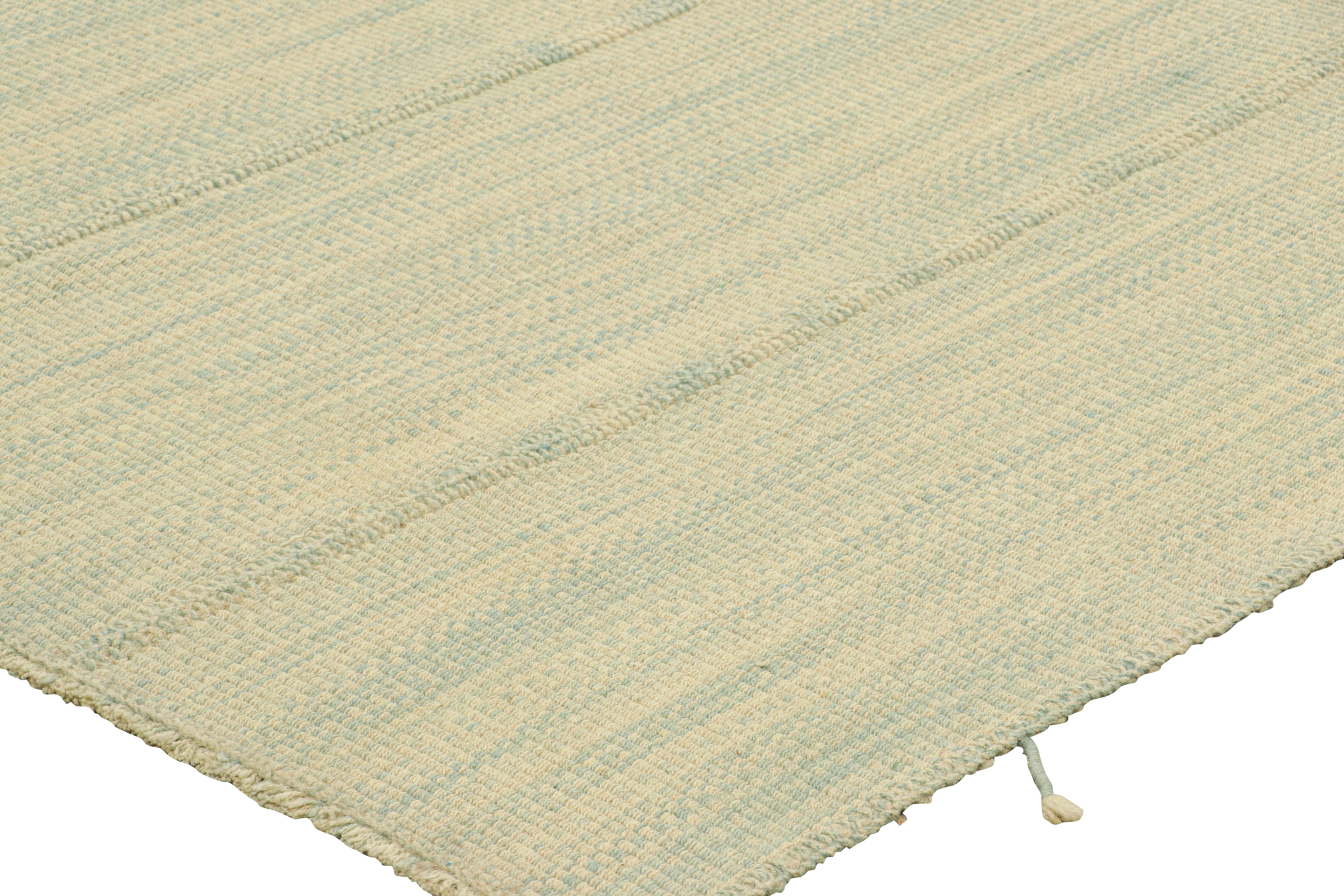 Rug & Kilim's Contemporary Kilim in Beige und Blau Texturstreifen im Zustand „Neu“ im Angebot in Long Island City, NY