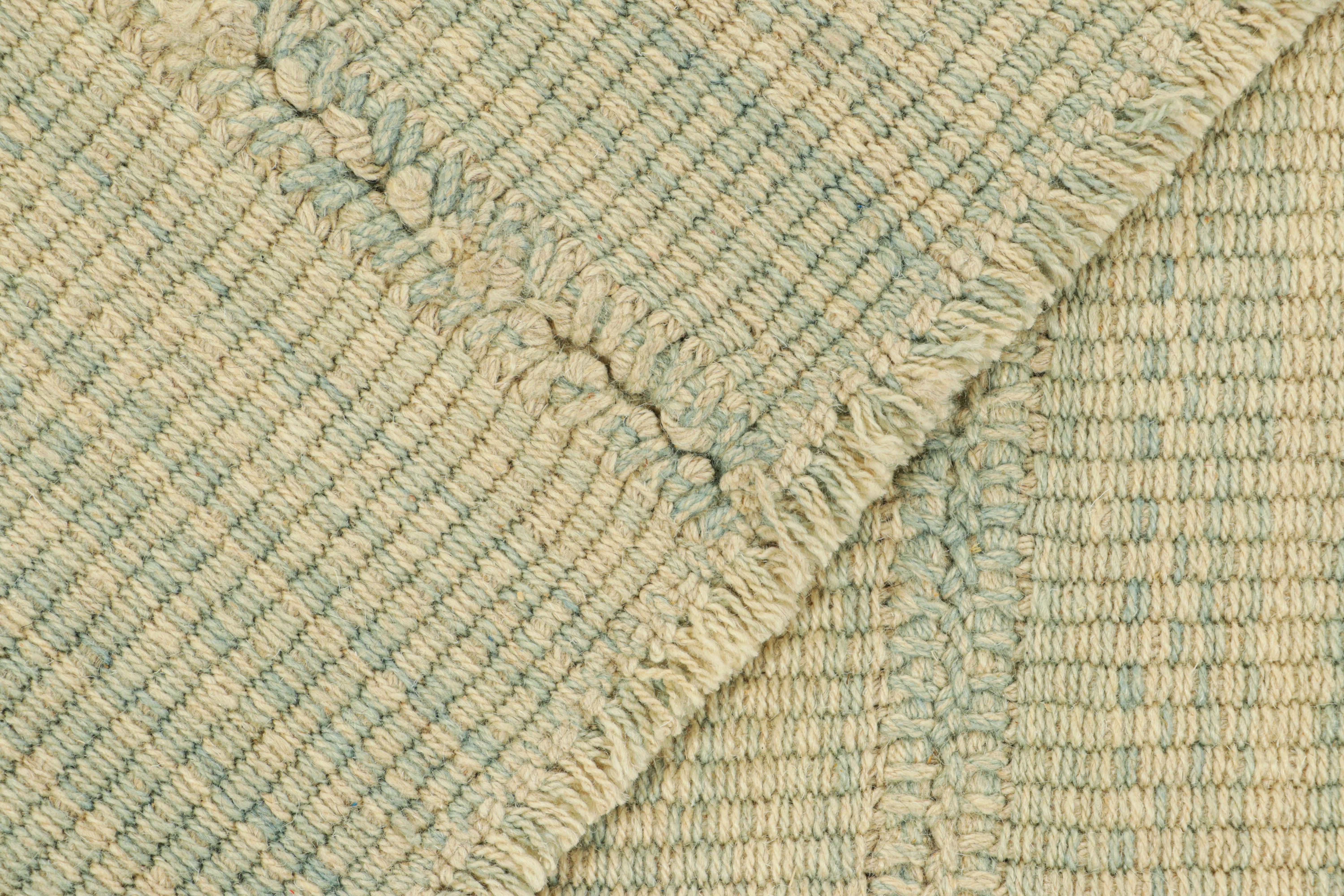Rug & Kilim's Contemporary Kilim in Beige und Blau Texturstreifen (21. Jahrhundert und zeitgenössisch) im Angebot