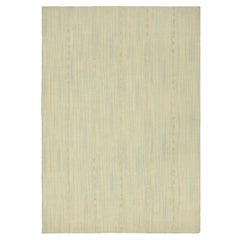 Rug & Kilim è un kilim contemporaneo a strisce beige e blu.
