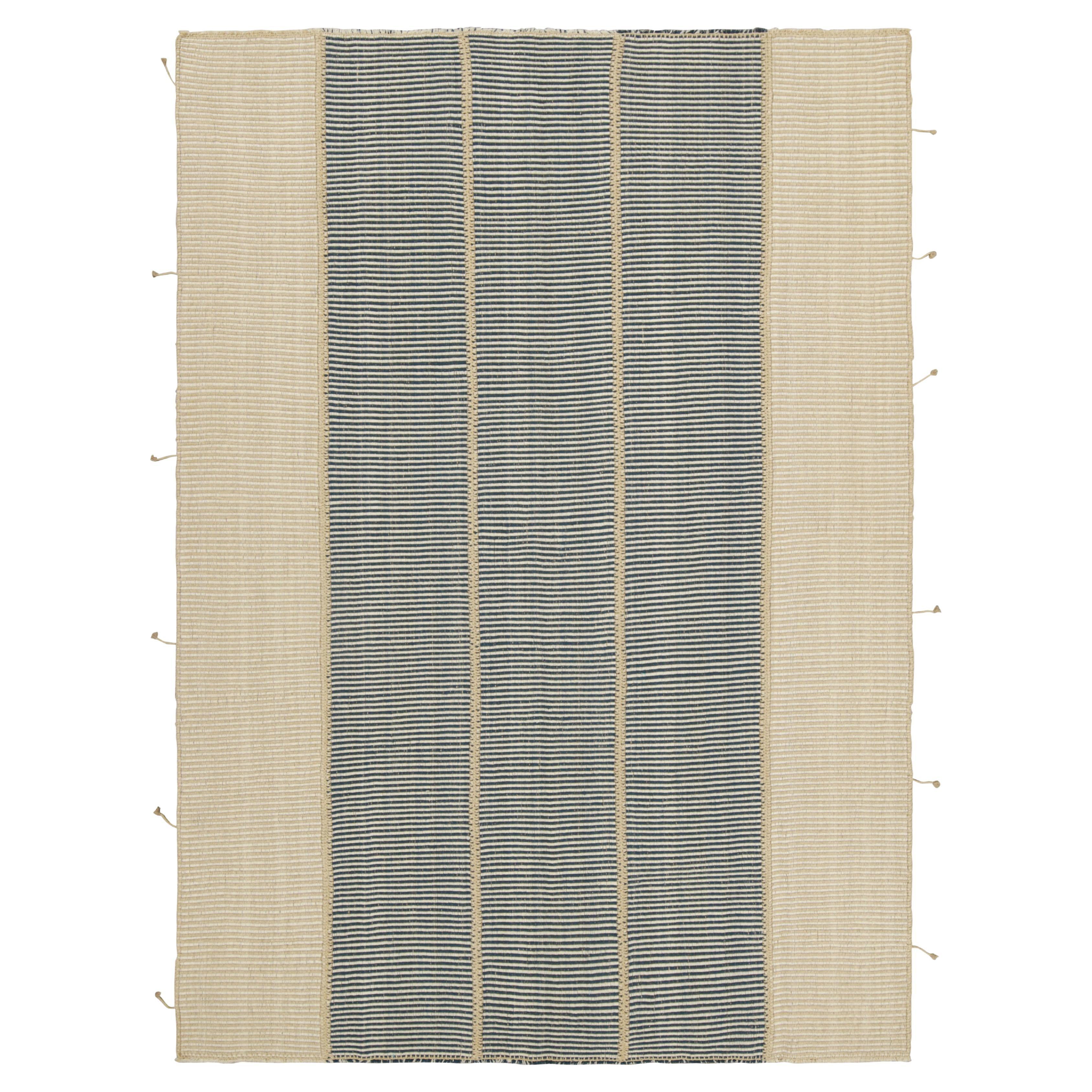 Rug & Kilim è un kilim contemporaneo a strisce beige e blu.