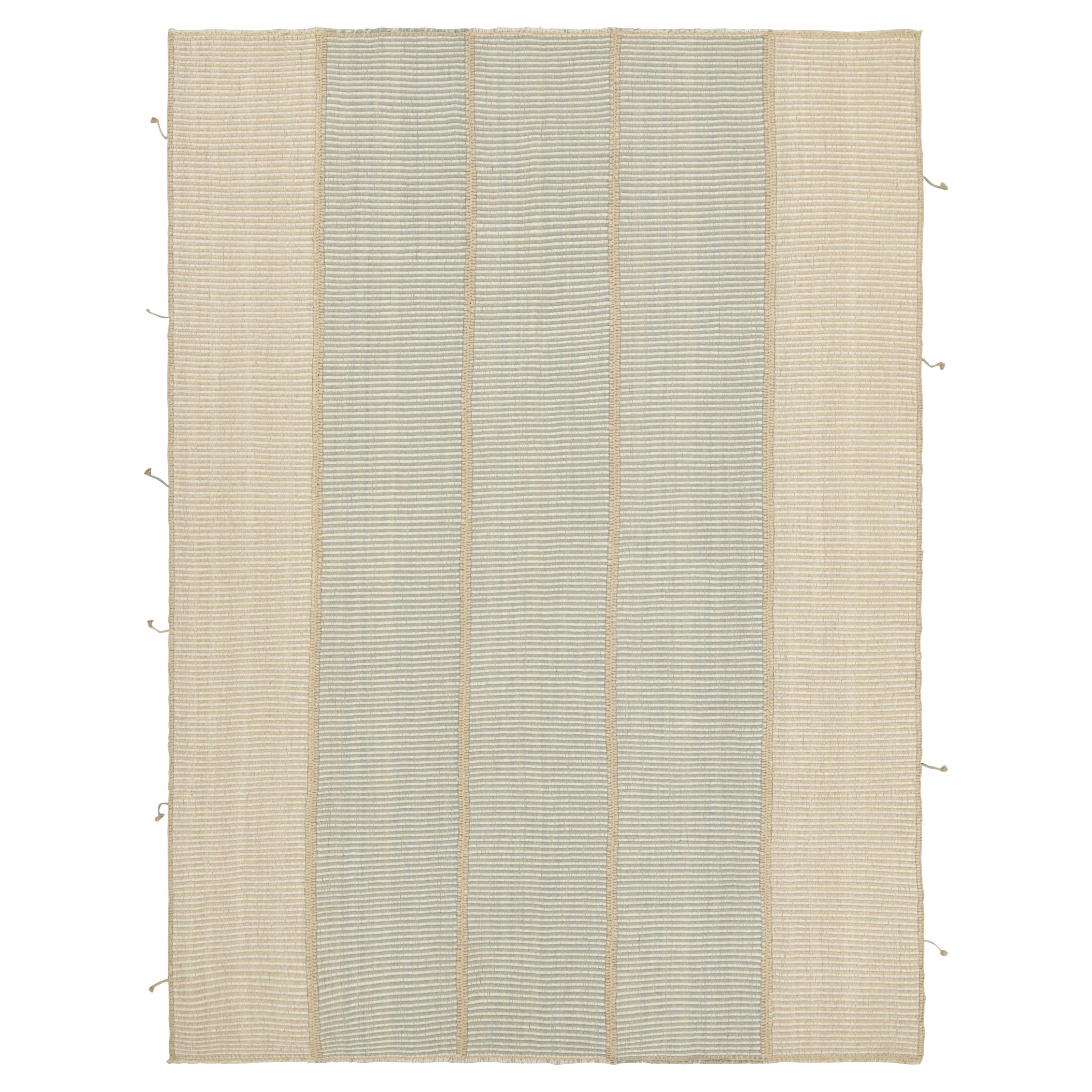 Rug & Kilim è un kilim contemporaneo a strisce beige e blu.