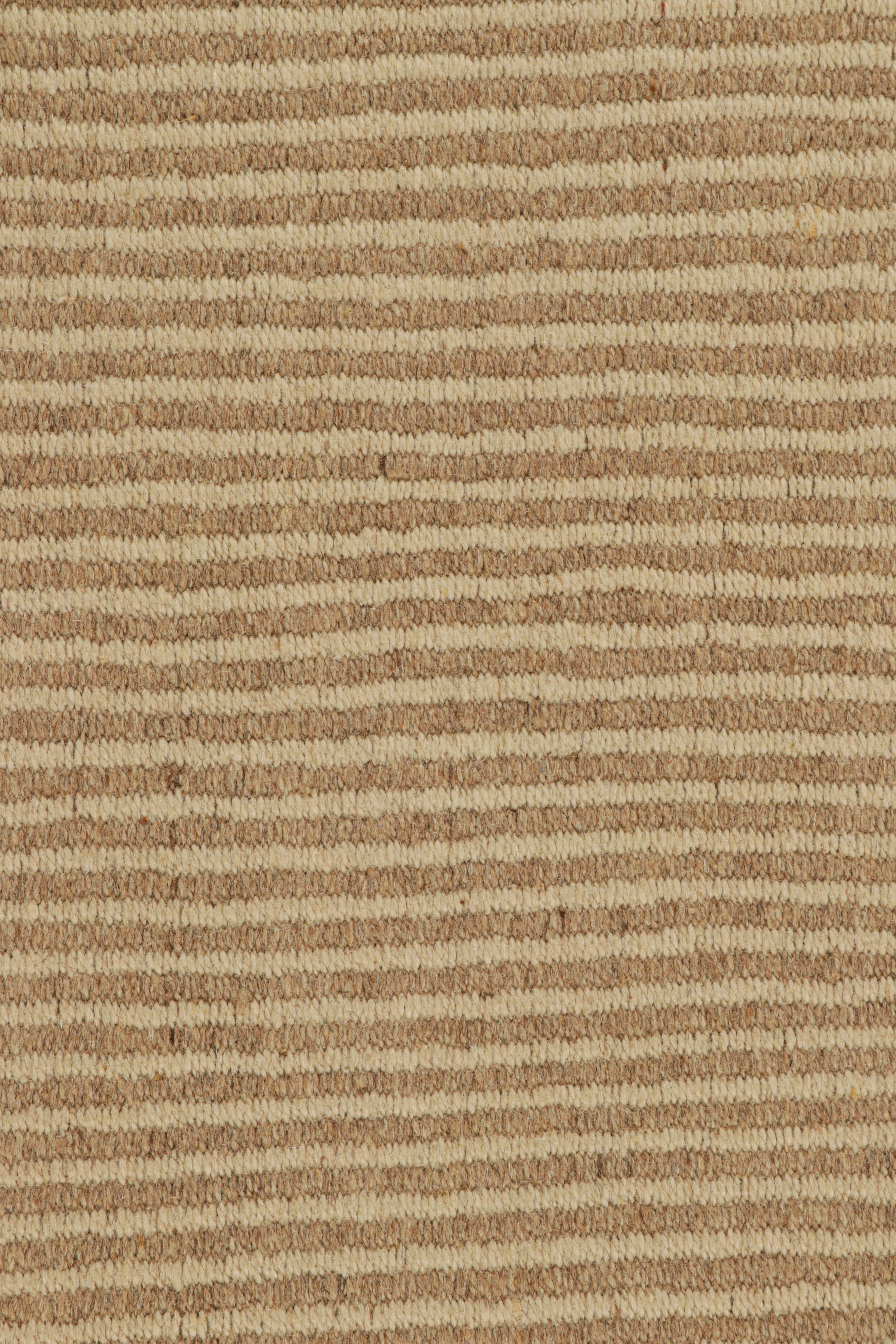 Kilim contemporáneo de Rug & Kilim en rayas de textura beige y marrón Moderno en venta