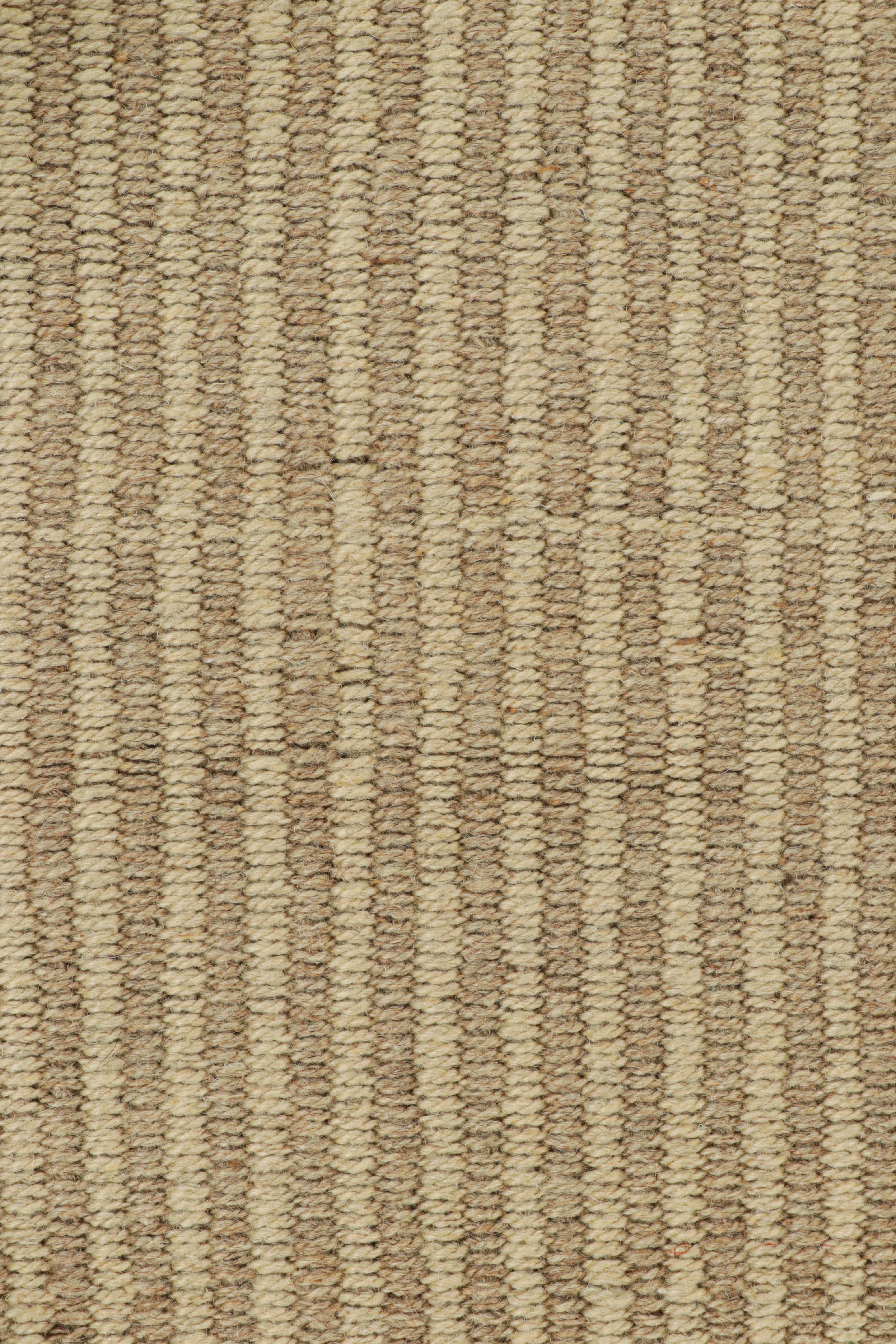 Kilim contemporáneo de Rug & Kilim en rayas de textura beige y marrón Moderno en venta