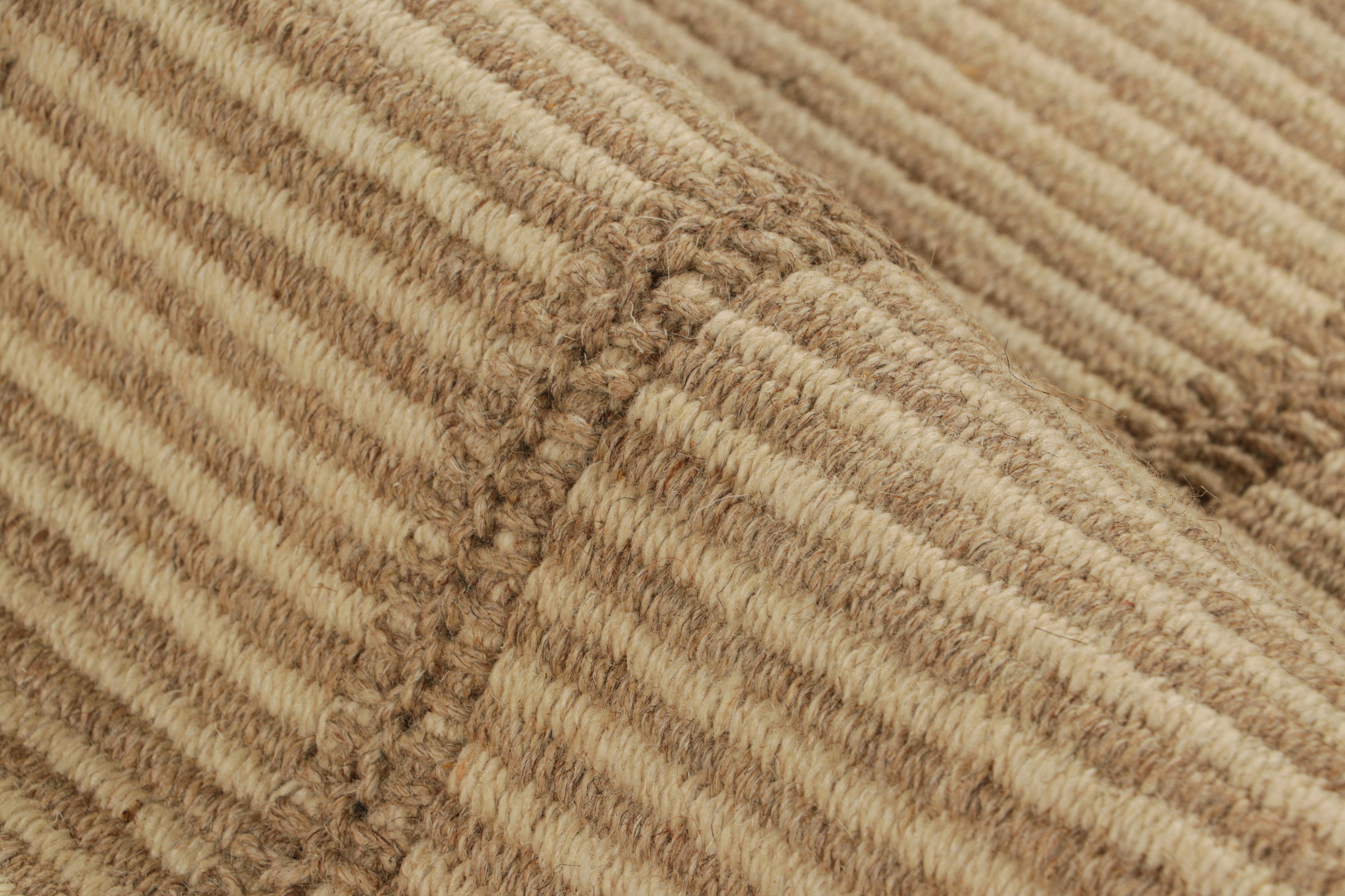 Kilim contemporáneo de Rug & Kilim en rayas de textura beige y marrón en Nuevo estado para la venta en Long Island City, NY