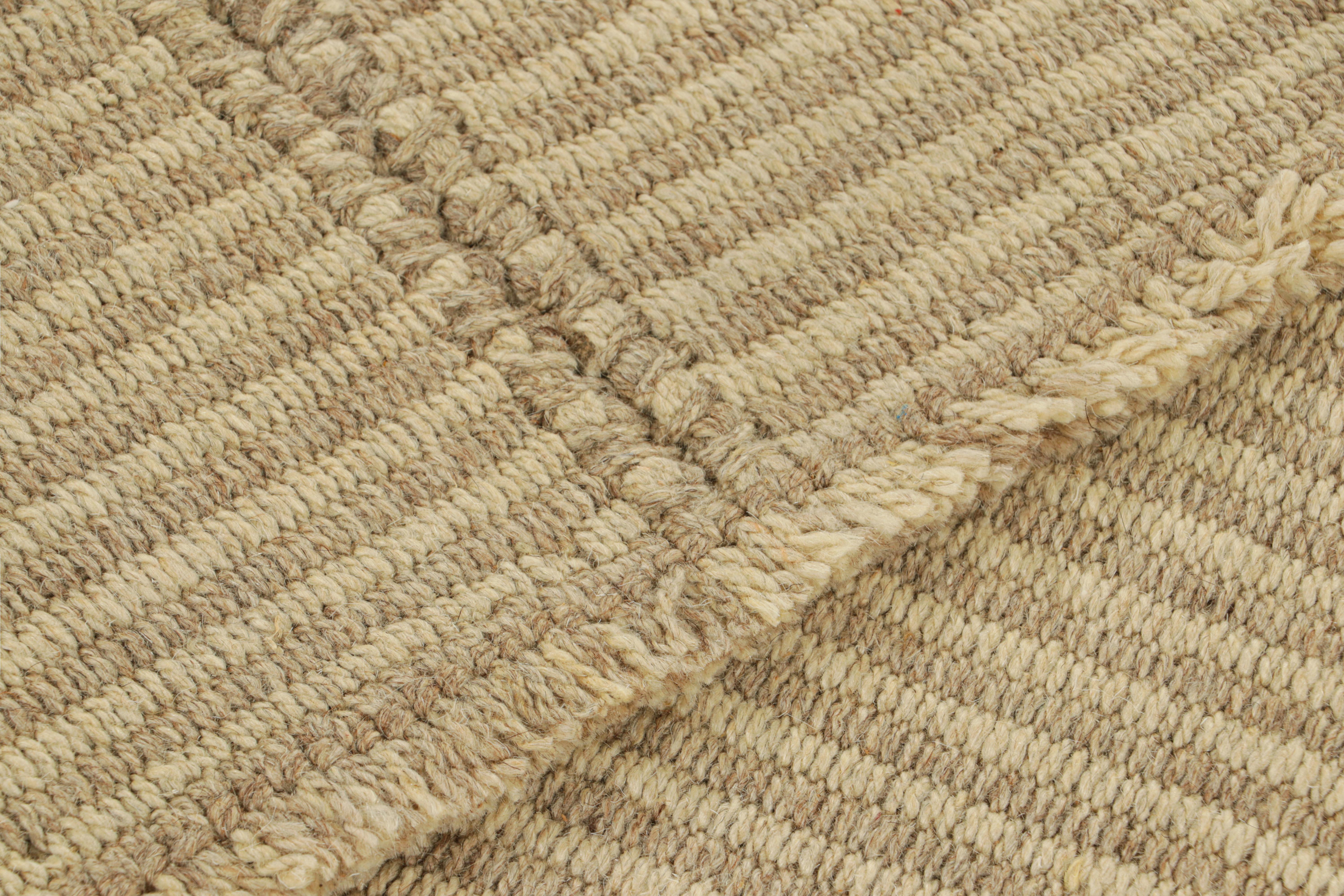 Kilim contemporáneo de Rug & Kilim en rayas de textura beige y marrón en Nuevo estado para la venta en Long Island City, NY