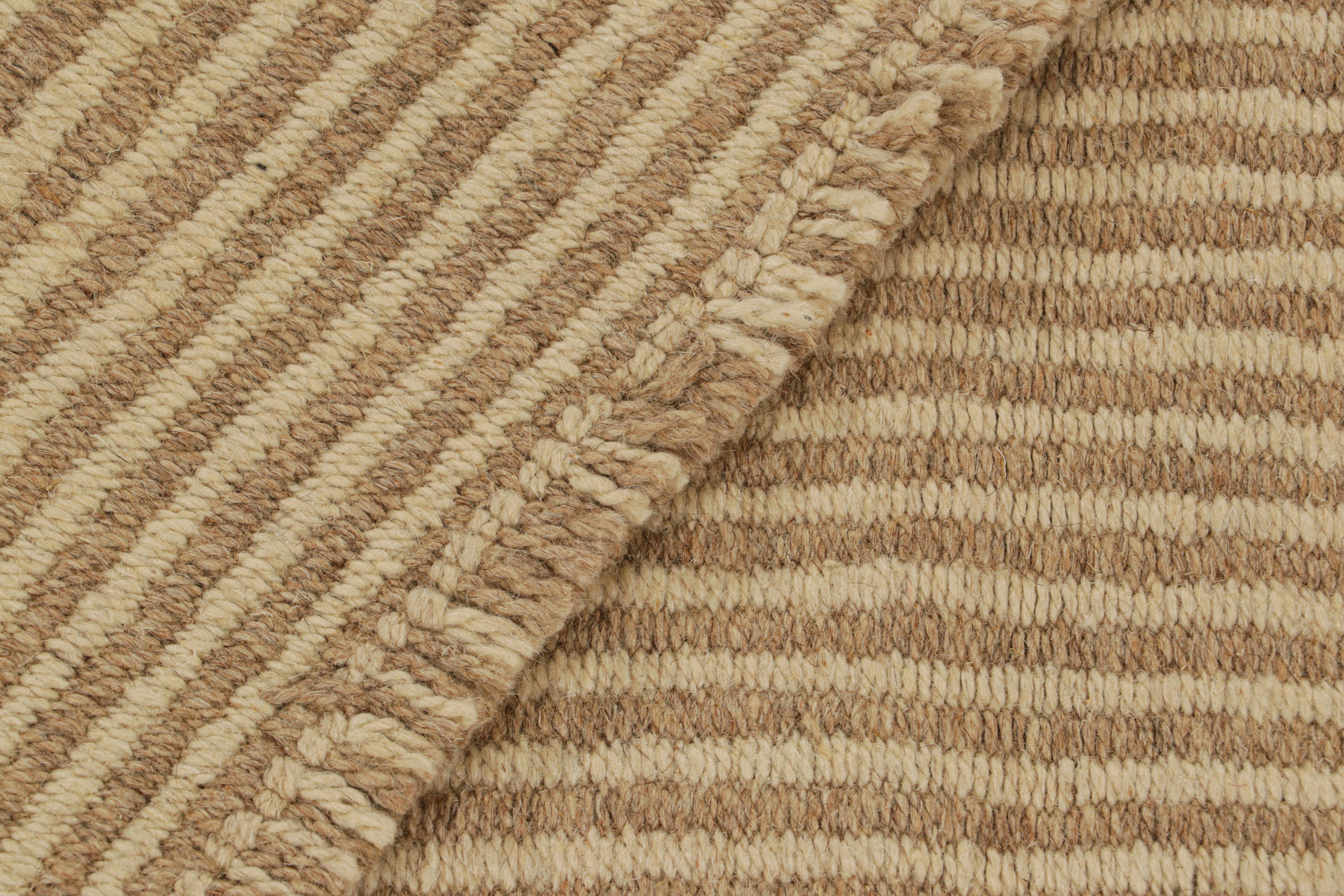Kilim contemporáneo de Rug & Kilim en rayas de textura beige y marrón Siglo XXI y contemporáneo en venta