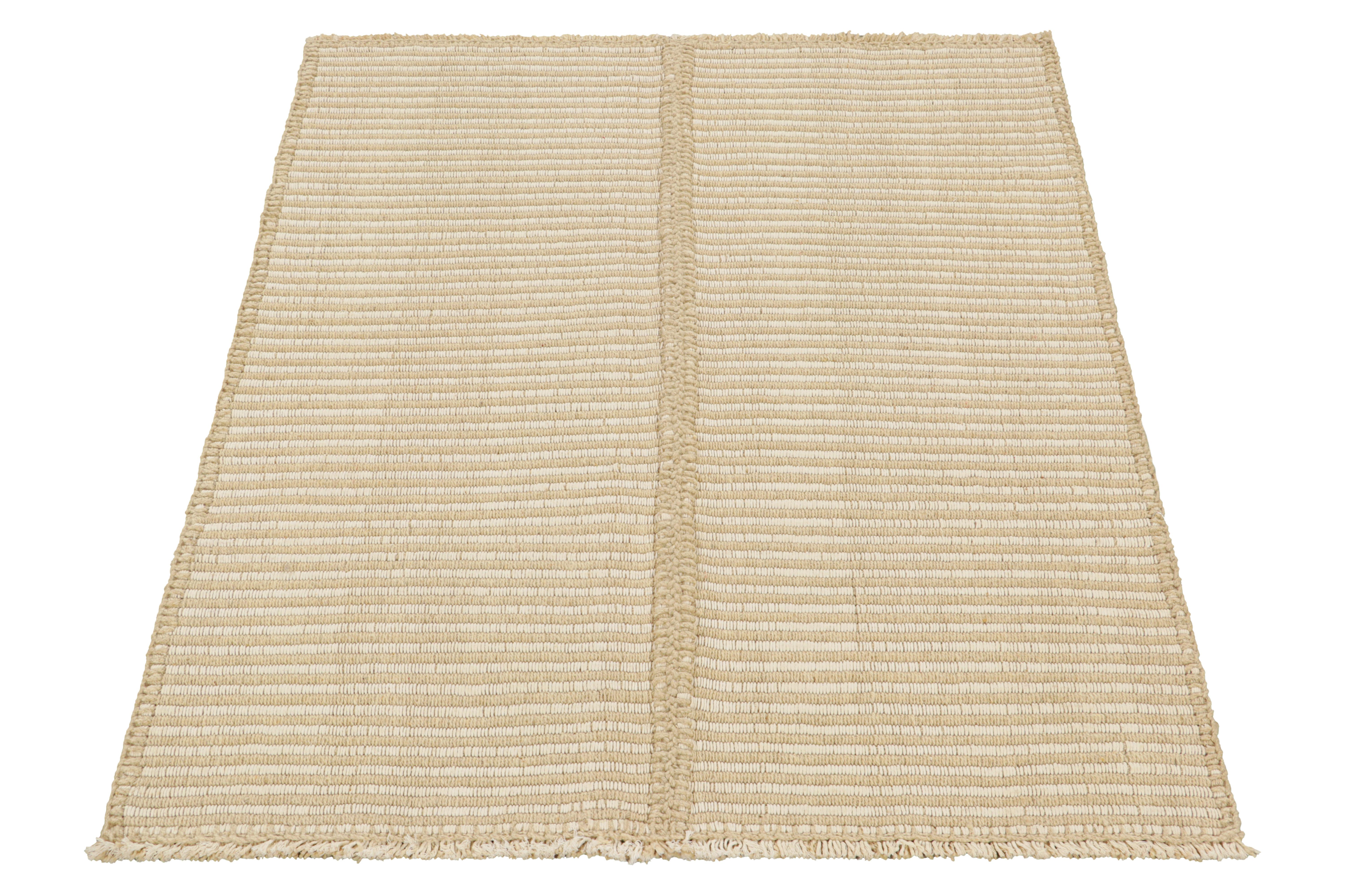 Tessuto a mano Rug & Kilim - Kilim contemporaneo a strisce beige e bianco panna in vendita