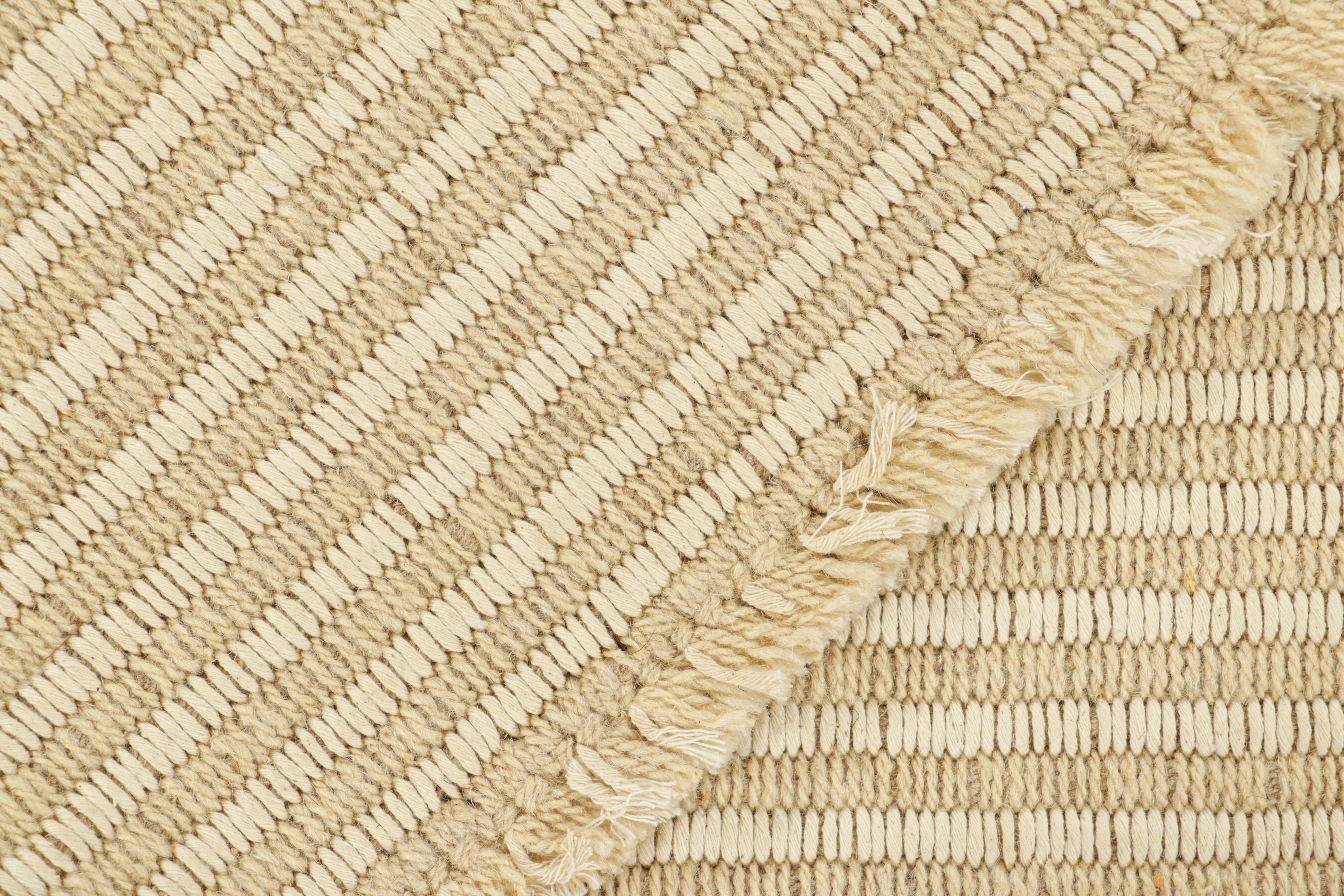 Kilim contemporáneo de Rug & Kilim en rayas texturadas beige y blanco crema Siglo XXI y contemporáneo en venta
