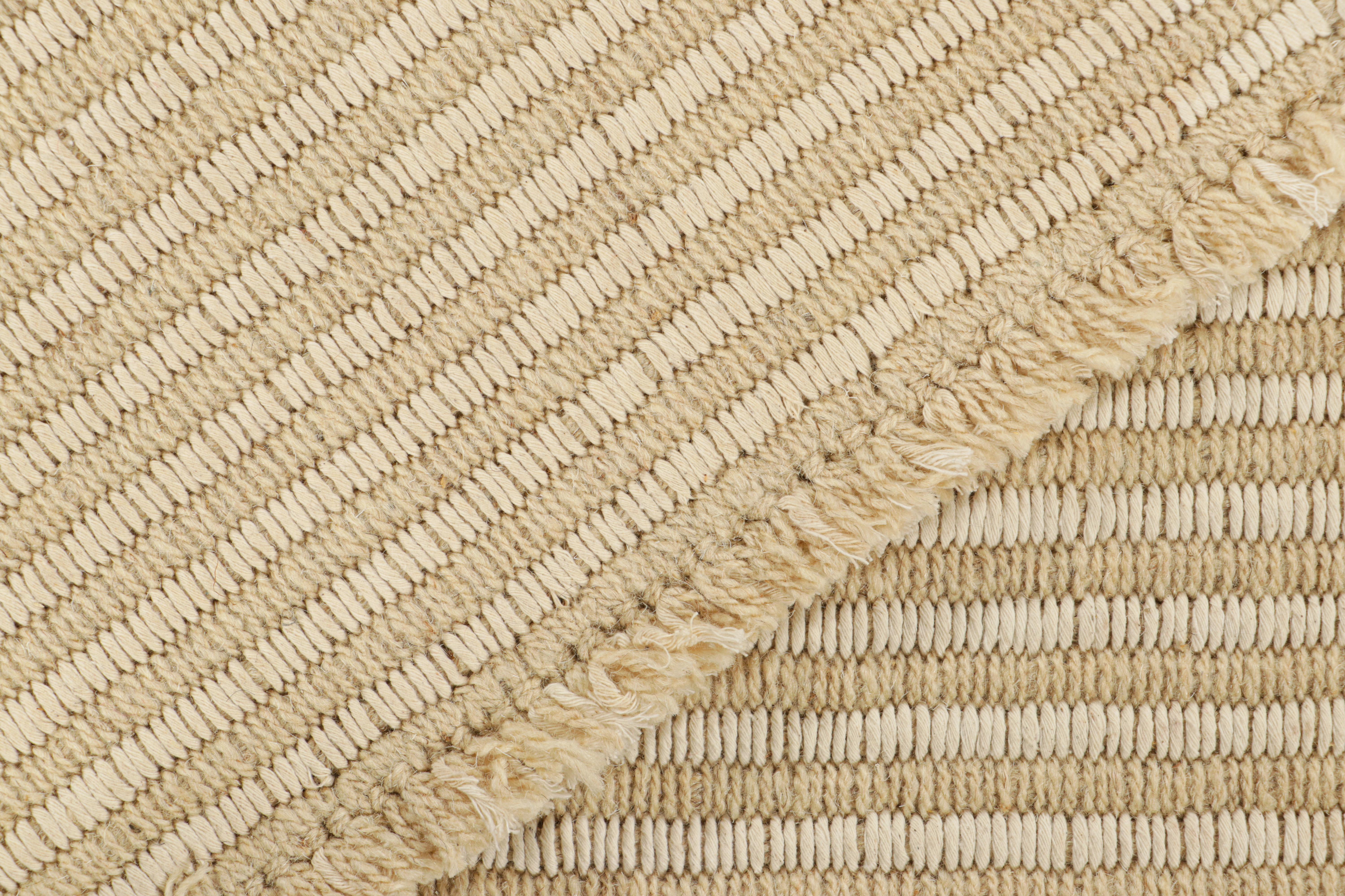 XXI secolo e contemporaneo Rug & Kilim - Kilim contemporaneo a strisce beige e bianco panna in vendita