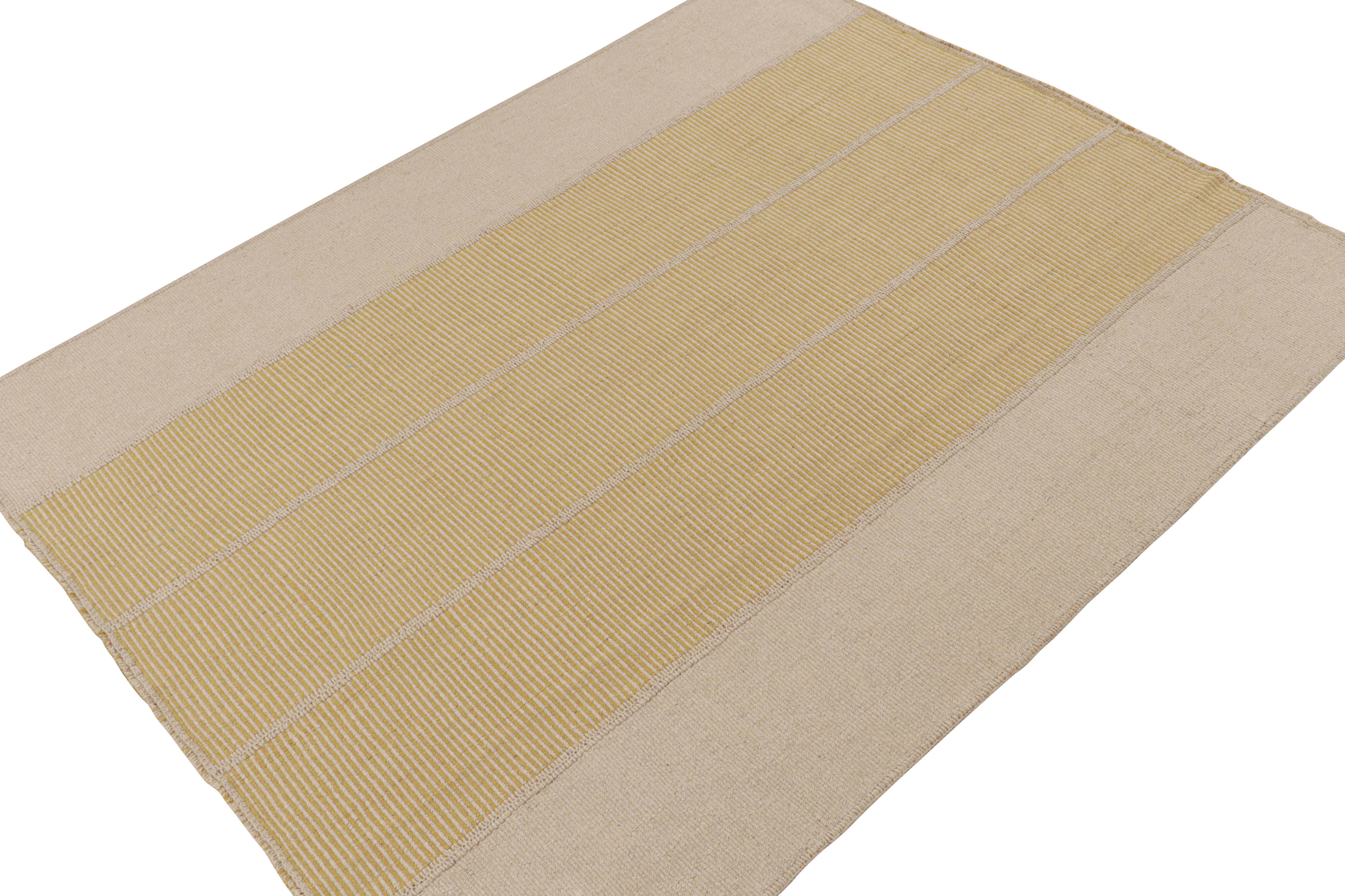 Kilim contemporáneo de Rug & Kilim en rayas beige y doradas Persa en venta