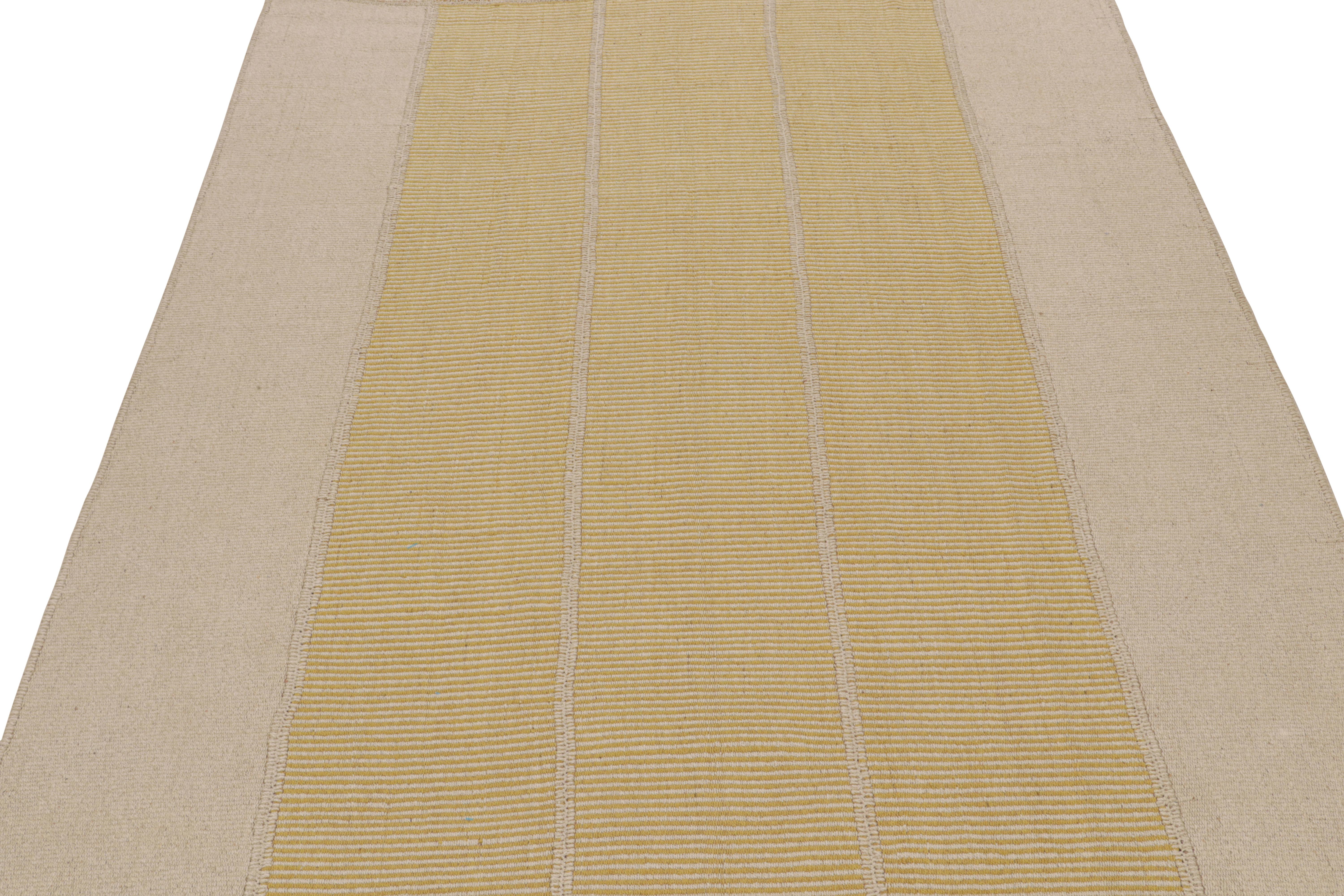 Tissé à la main Rug & Kilim's Contemporary Kilim in Beige and Gold Stripes (Kilim contemporain à rayures beige et or)  en vente