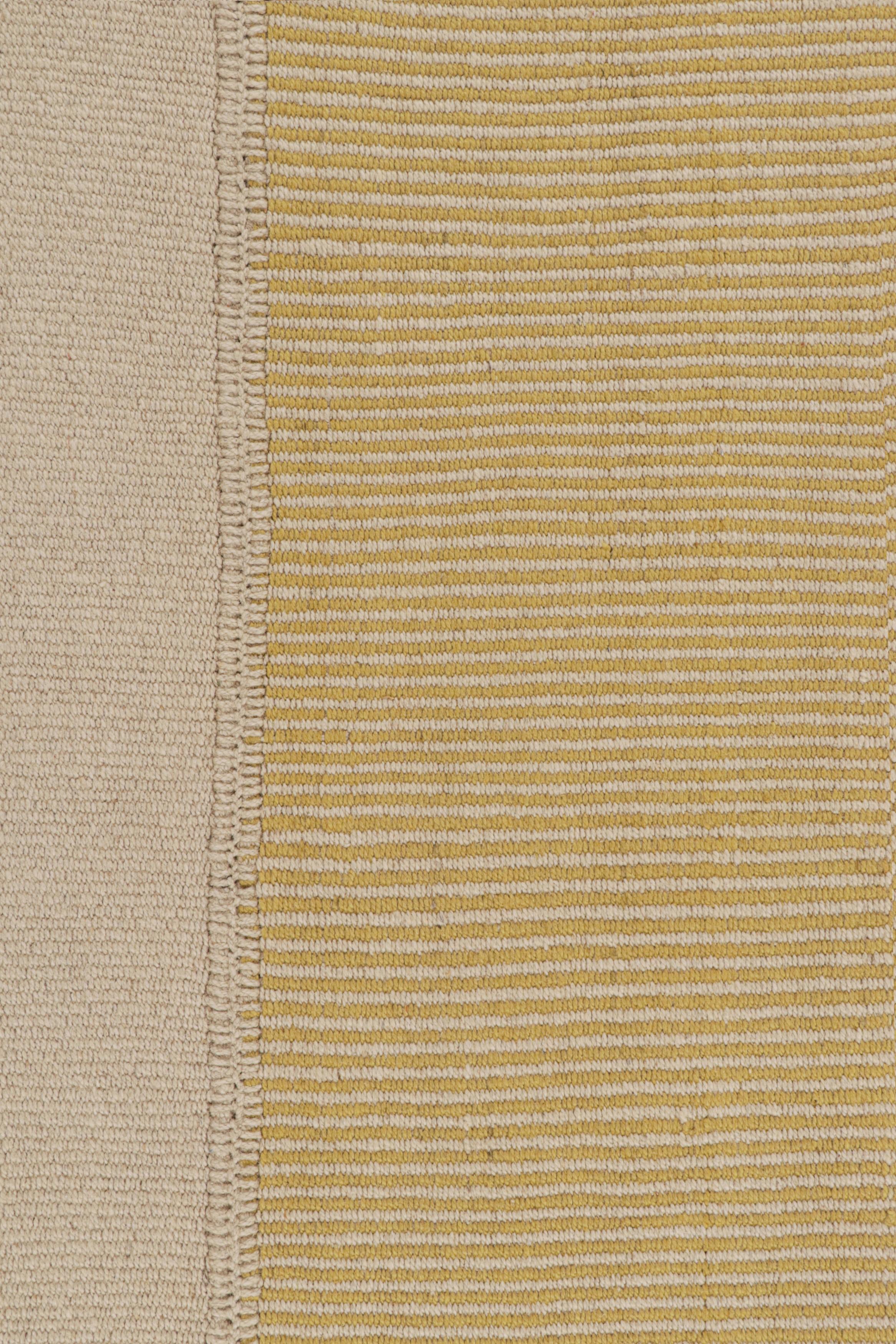 Kilim contemporáneo de Rug & Kilim en rayas beige y doradas en Nuevo estado para la venta en Long Island City, NY