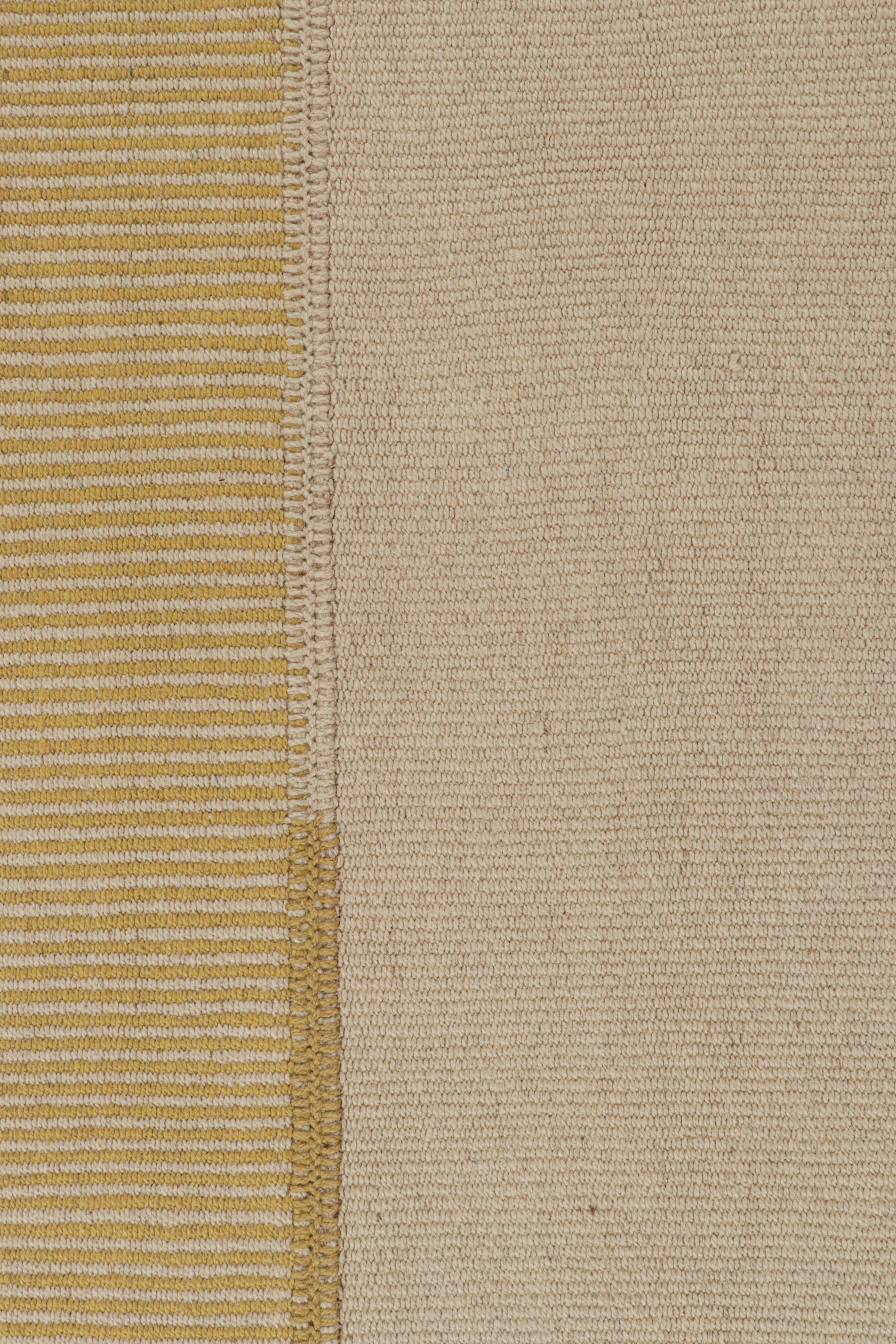 Rug & Kilim's Contemporary Kilim in Beige und Goldstreifen im Zustand „Neu“ im Angebot in Long Island City, NY