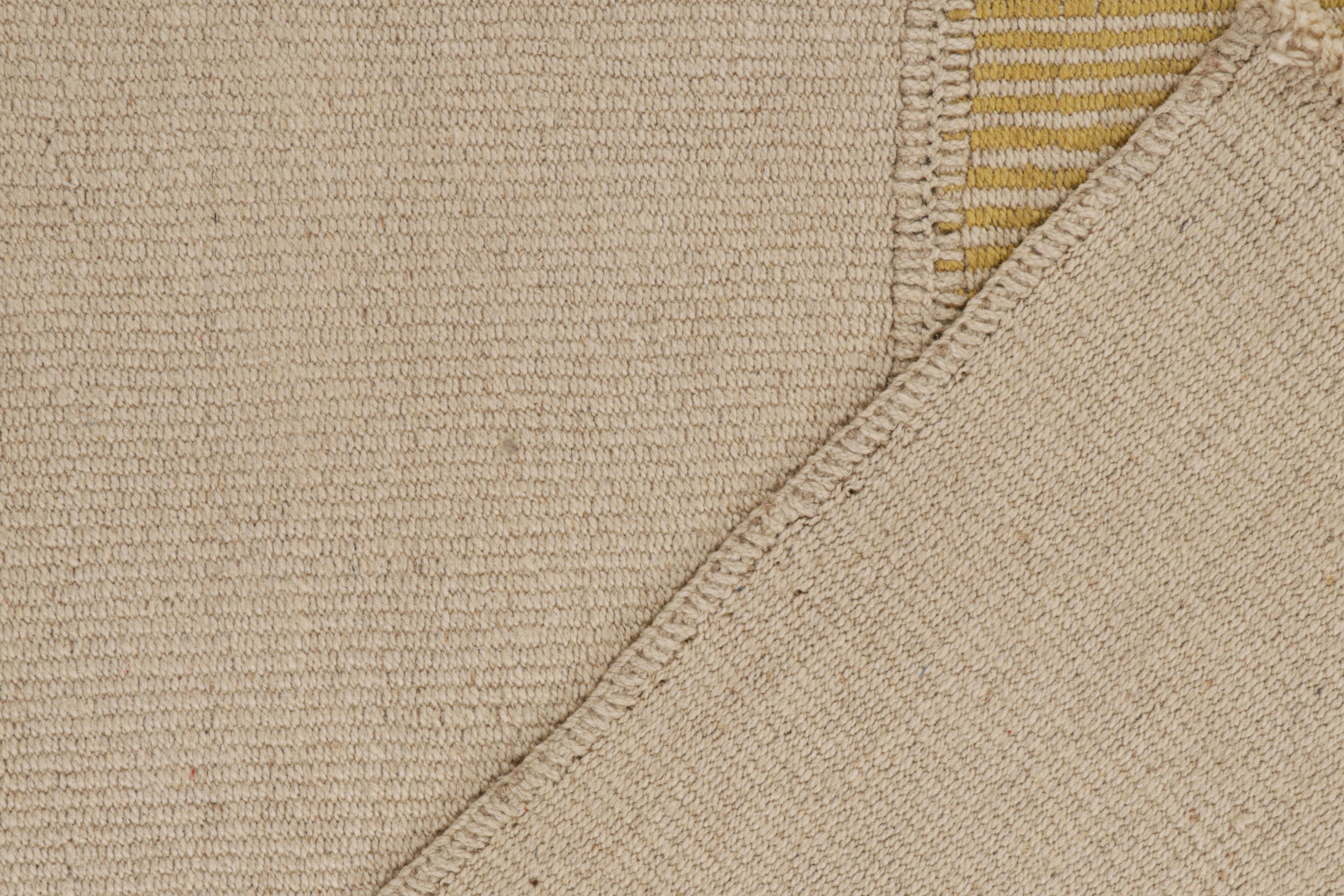 XXIe siècle et contemporain Rug & Kilim's Contemporary Kilim in Beige and Gold Stripes (Kilim contemporain à rayures beige et or)  en vente