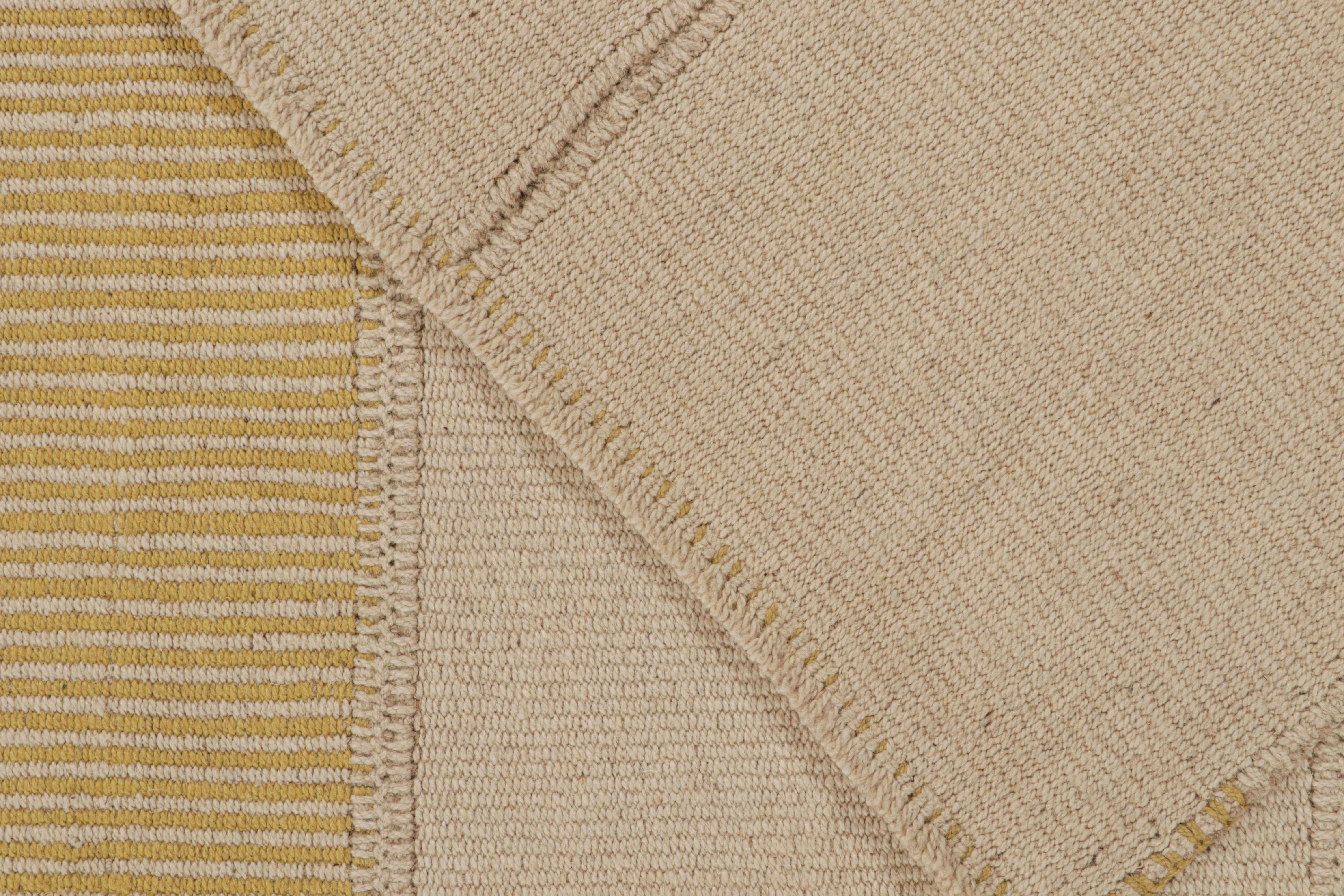 XXI secolo e contemporaneo Rug & Kilim’s Contemporary Kilim in Beige and Gold Stripes in vendita