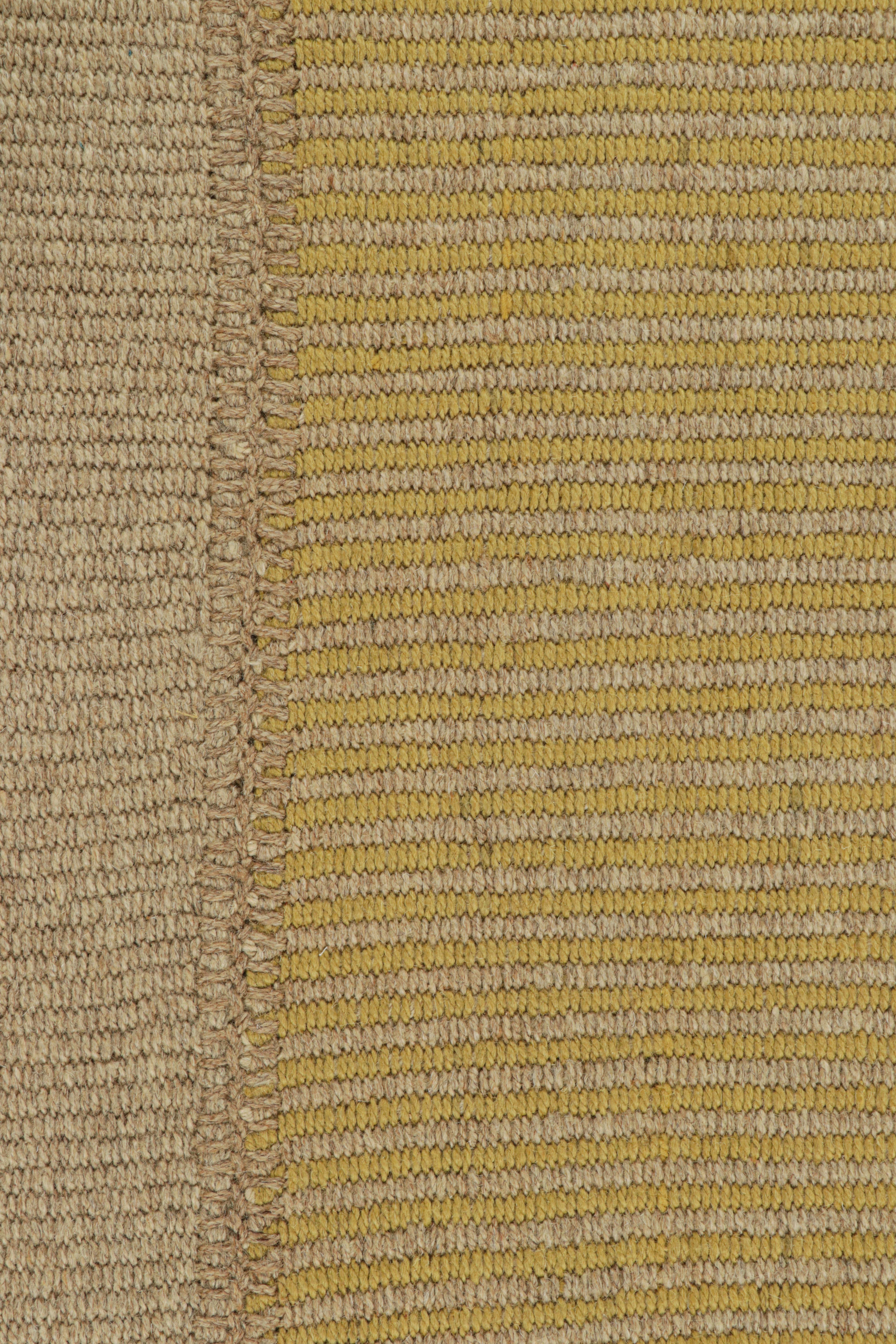 Moderno Rug & Kilim è un kilim contemporaneo a strisce beige e oro. in vendita