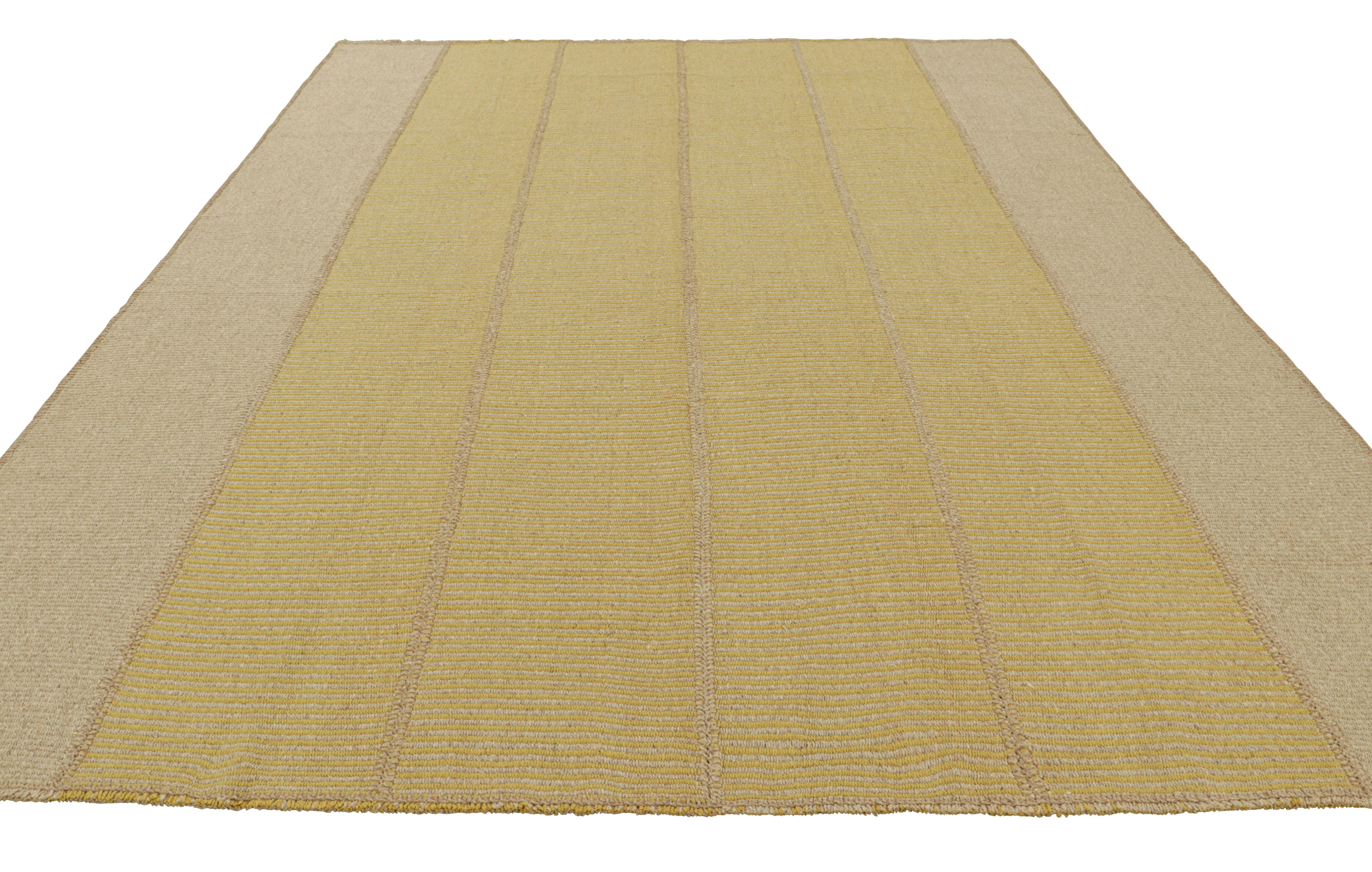Tessuto a mano Rug & Kilim è un kilim contemporaneo a strisce beige e oro. in vendita